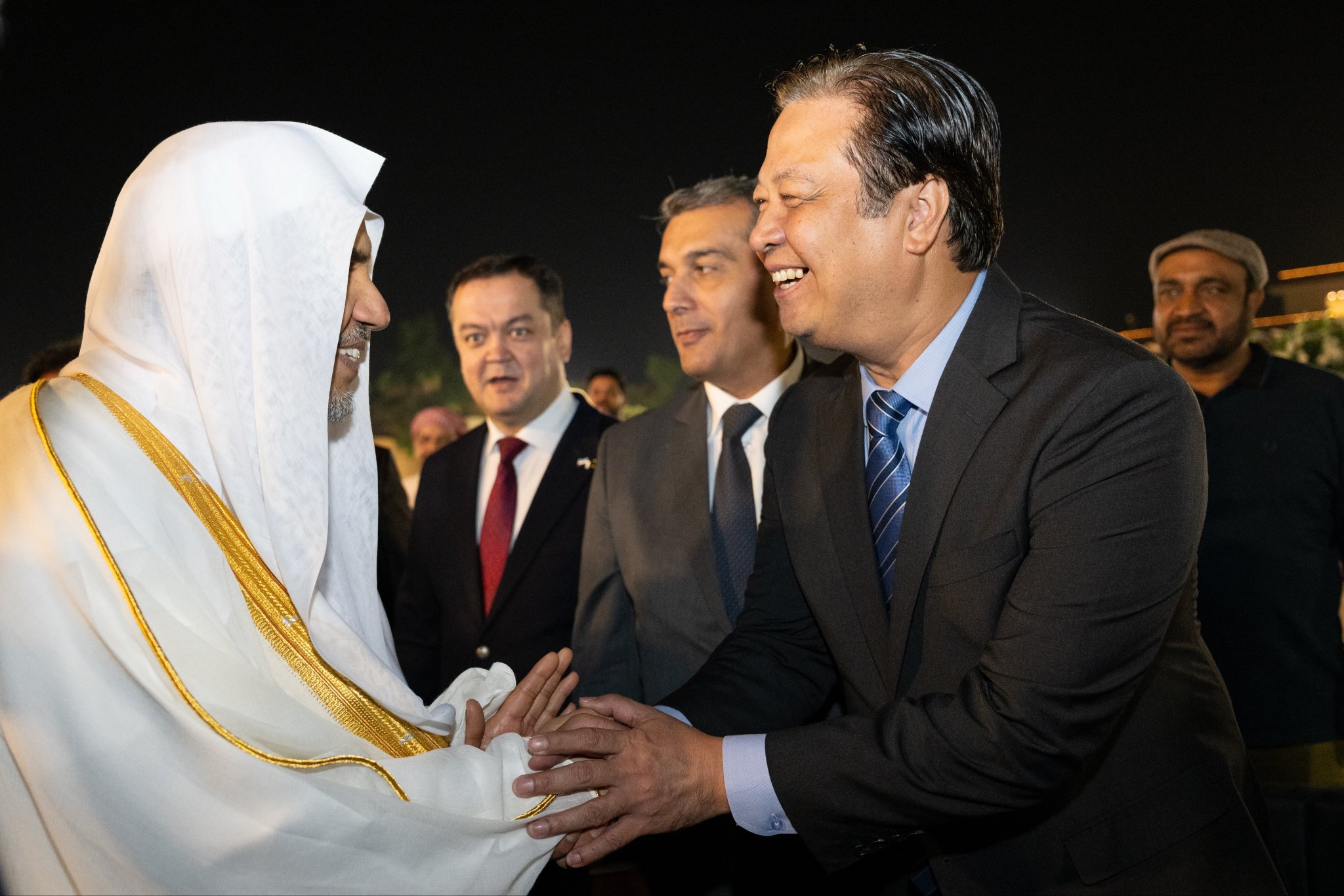 جنابِ رئیس محترم کمیسیون دفاع در مجلس سنای پاکستان، آقای محمد طلحة محمود، به افتخارِ حضورِ دبیرکل سازمان همبستگی جهان اسلام و رئیس انجمن علمای مسلمان، اقاي دكتر شيخ محمد العیسی