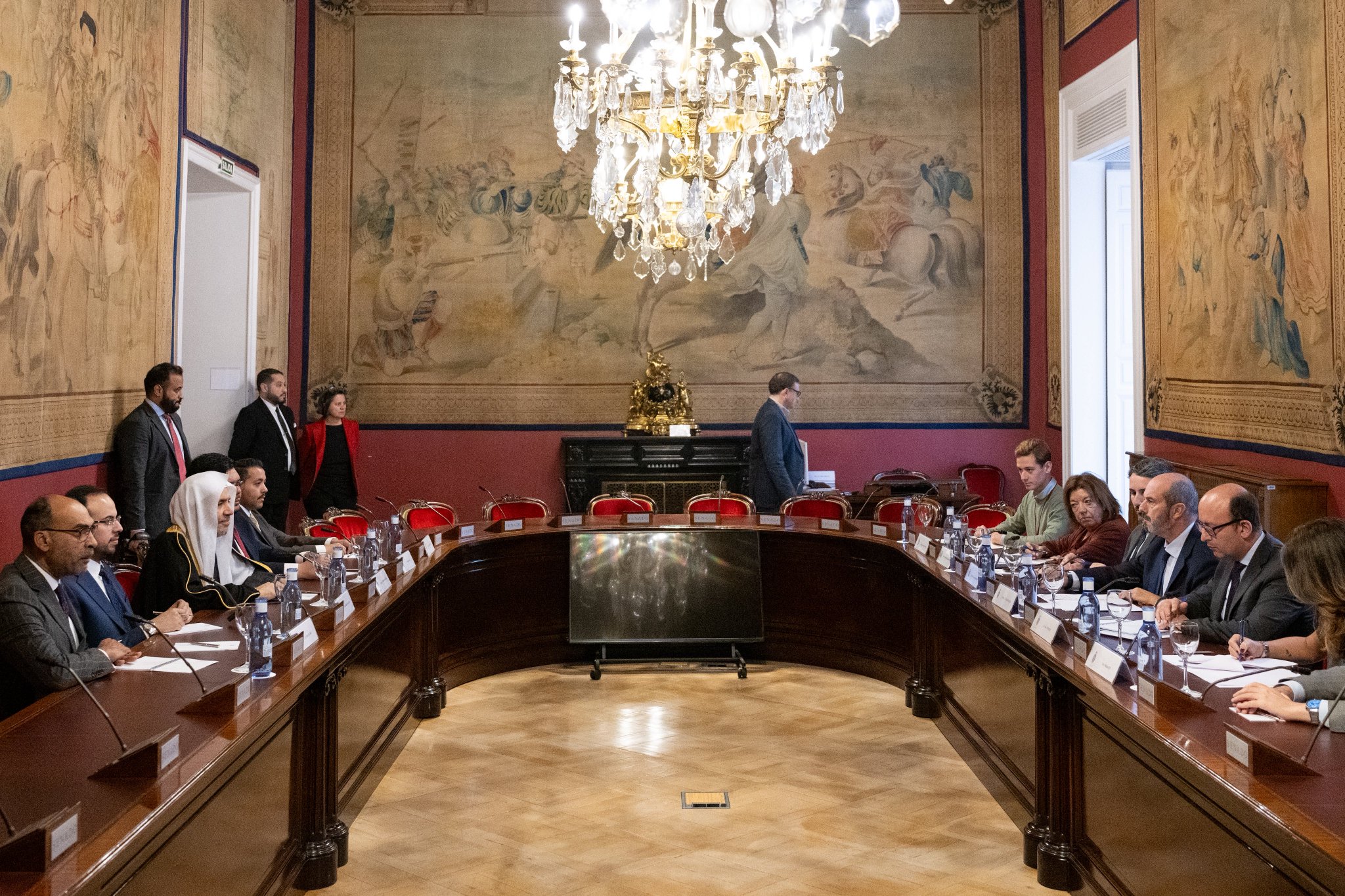 Yang Mulia Sekretaris Jenderal LMD, Ketua Organisasi Ulama Muslim, Syekh Dr. Mohammed Alissa , bertemu dengan Ketua Senat Spanyol, Tuan Pedro Rollán, di markaz Senat di ibu kota Madrid