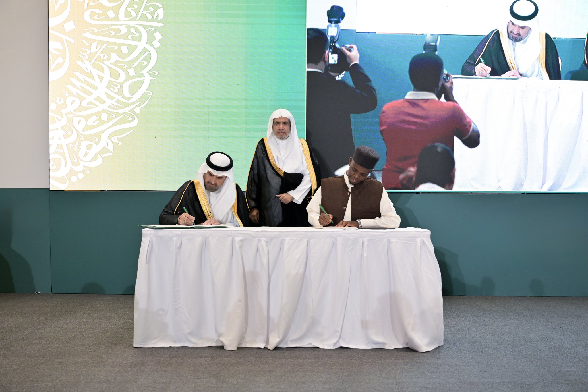 ‏شهد معالي الأمين العام، رئيس هيئة علماء المسلمين، فضيلة الشيخ د.⁧‫محمد العيسى‬⁩‬⁩ توقيعَ مذكرة تفاهم بين رابطة العالم الإسلامي والمجلس الأعلى للشؤون الإسلامية في رواندا؛ لتفعيل وثيقة مكة المكرمة وخدمة اللغة العربية، كما جرى توقيع مذكرة تفاهم مع وزارةِ الشؤون الاجتماعية؛ لدعم مشروع ترميم بيوت الأرامل، بحضور قياداتٍ من رابطة العالم الإسلامي، وشخصيات وزارية من جمهورية رواندا.