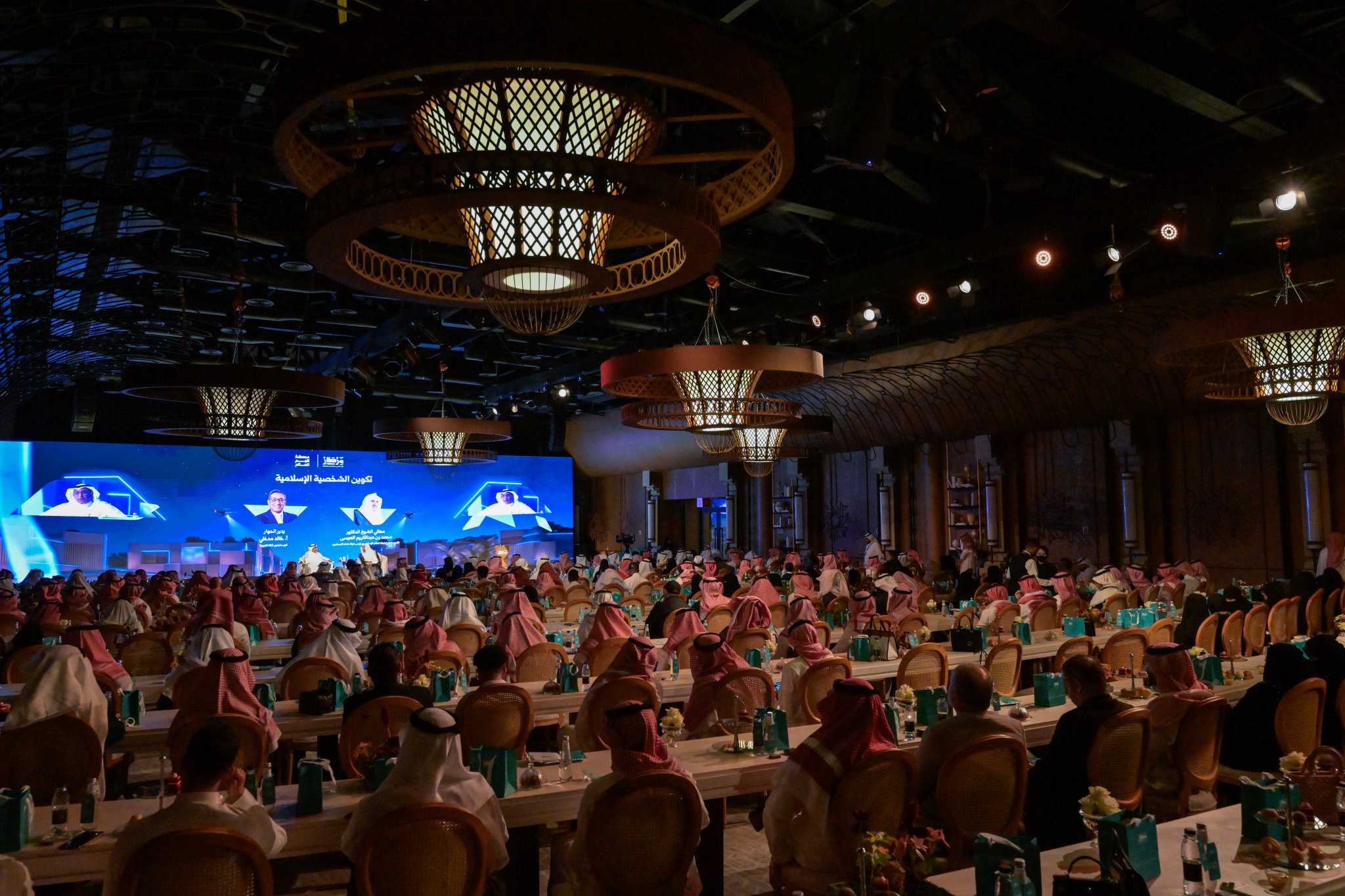 El «Mirkaz Al-Balad Al-Amin» acogió al Secretario General, Mohammed Al-Issa, durante una mesa redonda dedicada a «La formación de la personalidad islámica»