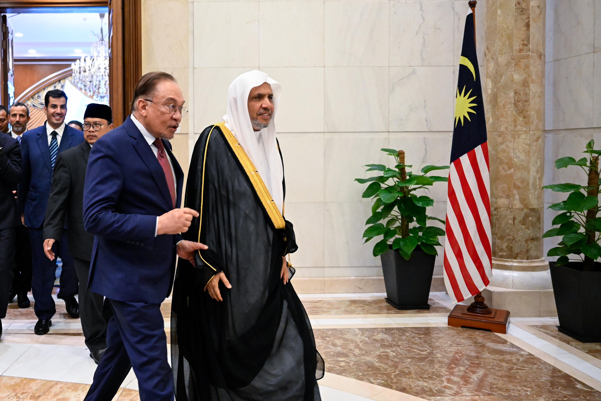 Yang Mulia Perdana Menteri Malaysia, Dato' Seri Anwar Ibrahim, menerima kunjungan Yang Mulia Sekretaris Jenderal LMD, Ketua Organisasi Ulama Muslim, Syekh Dr. Mohammed Al-Issa, di Istana Negara, "Kuala Lumpur"