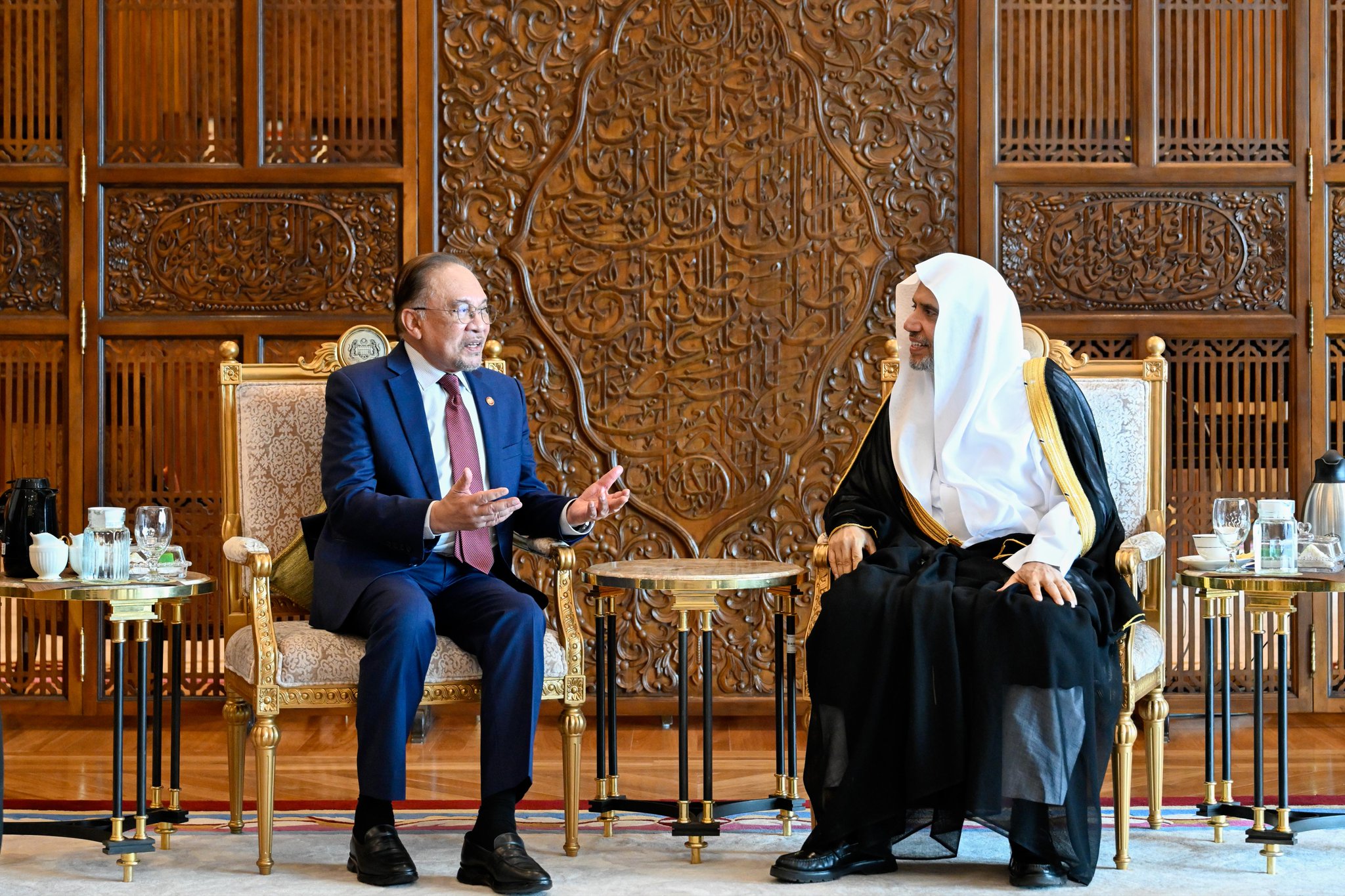 Yang Mulia Perdana Menteri Malaysia, Dato' Seri Anwar Ibrahim, menerima kunjungan Yang Mulia Sekretaris Jenderal LMD, Ketua Organisasi Ulama Muslim, Syekh Dr. Mohammed Al-Issa, di Istana Negara, "Kuala Lumpur"