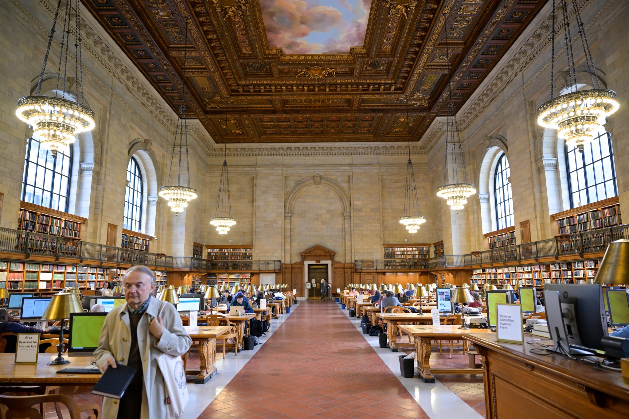En la tercera biblioteca más grande del mundo: La Biblioteca pública de Nueva York recibió el Sheij Dr. Mohammed ben Abdulkarim Al-Issa, Secretario General, fue recibido por el presidente de la biblioteca