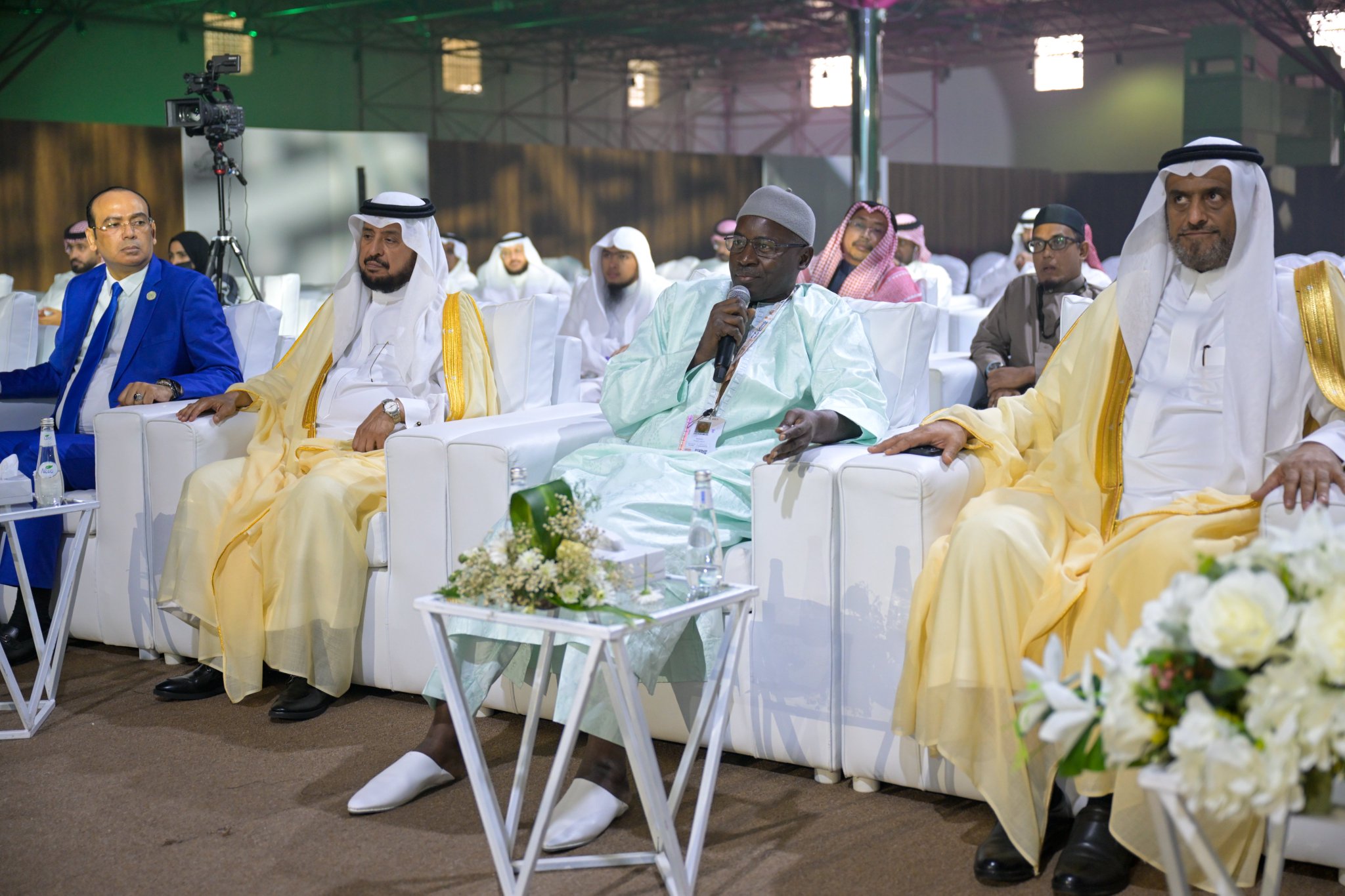 Foto-foto dari acara kuliah umum dan dialog bersama Yang Mulia Syekh Dr. Mohammed Al-Issa , pada siang hari ini di Makkah Al-Mukarramah, dengan tema: "Moderasi Arab Saudi: Dari Manhaj Fikih Menuju Kepemimpinan Global"