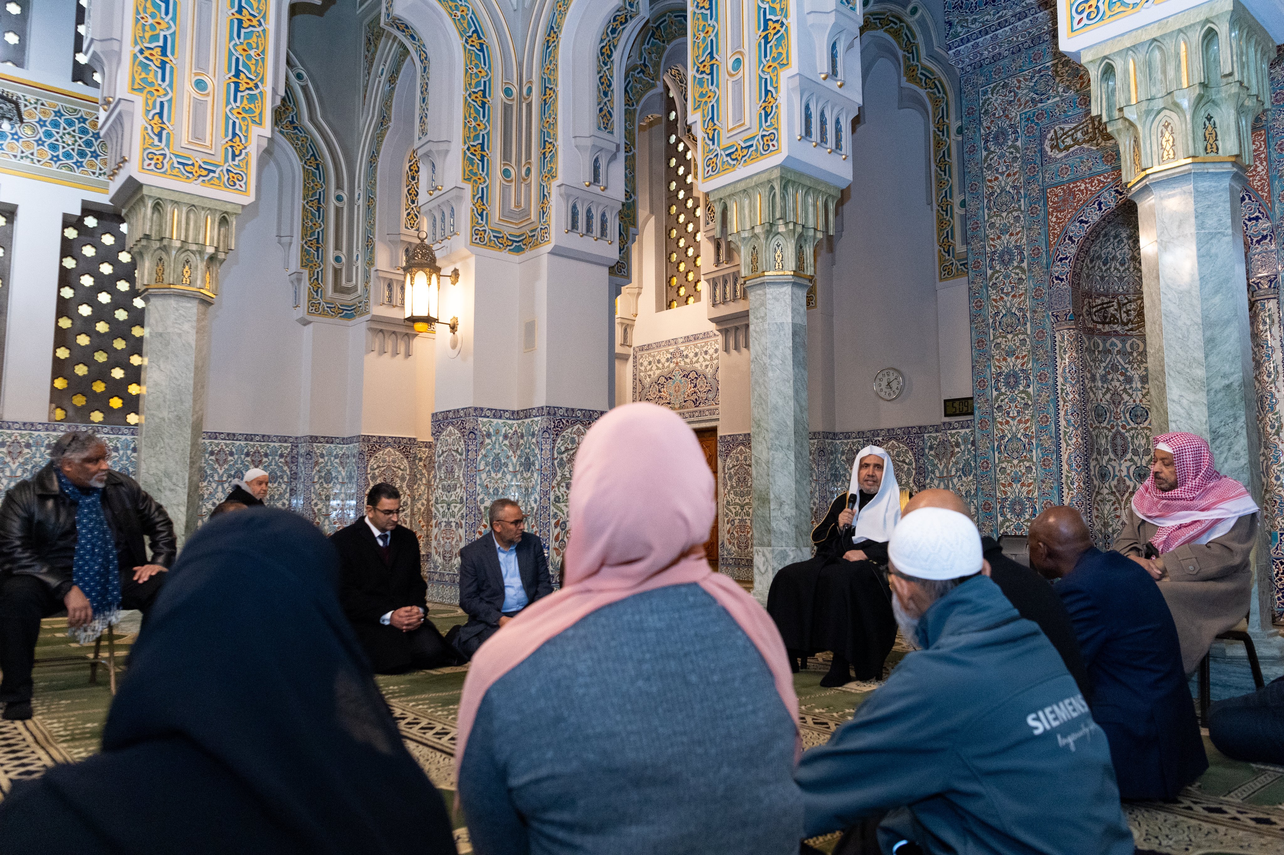 Di Islamic Center di Washington, Yang Mulia Sekretaris Jenderal LMD, Ketua Asosiasi Ulama Muslim, Syekh Dr. Mohammed Al-issa, membuka pertemuan Dewan Pendiri Kepemimpinan Islam di Amerika, baik bagian utara maupun selatan.