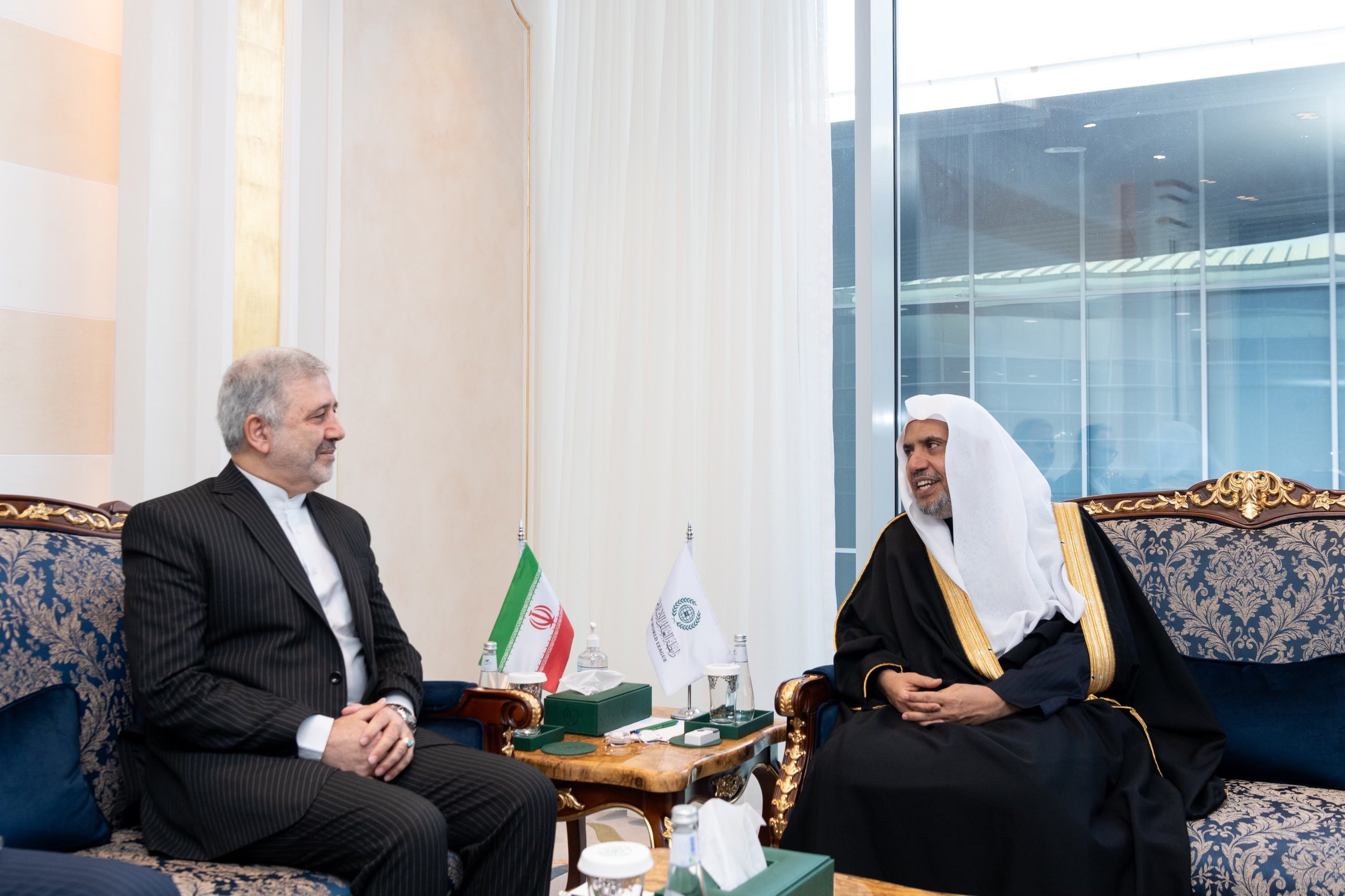Yang Mulia Sekretaris Jenderal LMD, Ketua Asosiasi Ulama Muslim, Syekh Dr.  Mohammed Al-issa  , bertemu dengan Duta Besar Republik Islam Iran untuk Kerajaan Arab Saudi, Yang Mulia Dr. Alireza Enayati
