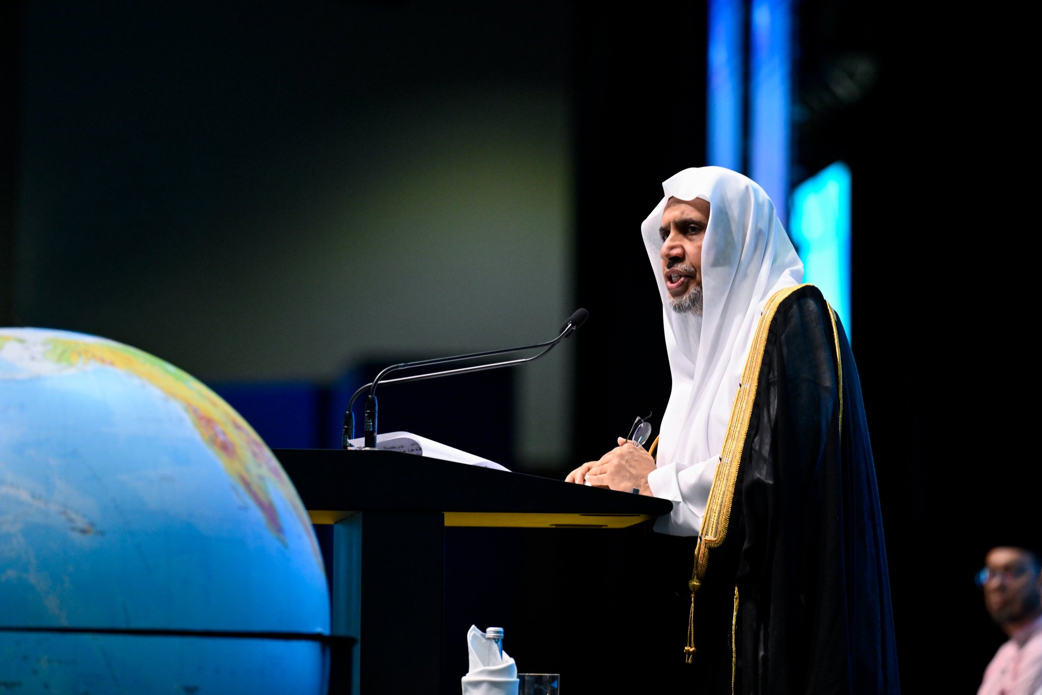 Photos du troisième Sommet international des responsables religieux, avec la participation du Secrétaire général,Président de l’Organisation des savants musulmans, cheikh Mohammed Al-Issa en qualité d’intervenant principal lors de la cérémonie d’ouverture