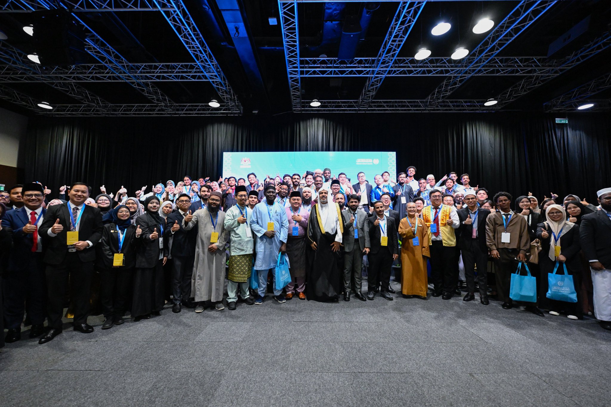 Al margen de la tercera Cumbre internacional de líderes religiosos: El Secretario General, el Sheij Dr. Mohammed Al-Issa se reunió, en la capital malasia, Kuala Lumpur, con jóvenes líderes entre estudiantes universitarios e investigadores