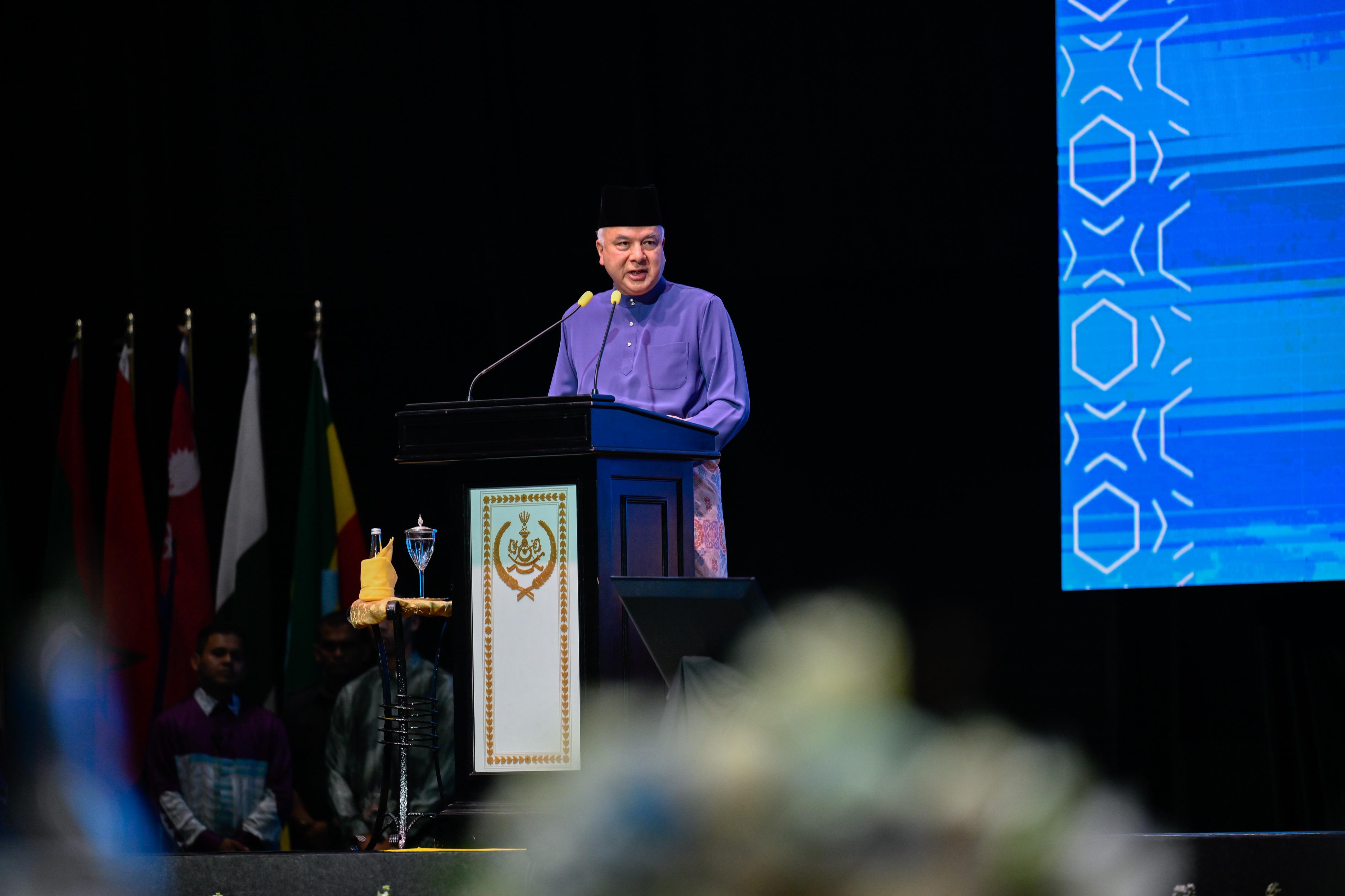 Sekretaris Jenderal Liga Muslim Dunia Berpartisipasi dengan Menyampaikan Pidato Pembukaan pada "Konferensi Tingkat Tinggi Internasional Ketiga Para Pemimpin Agama" di Ibu Kota Malaysia, "Kuala Lumpur"