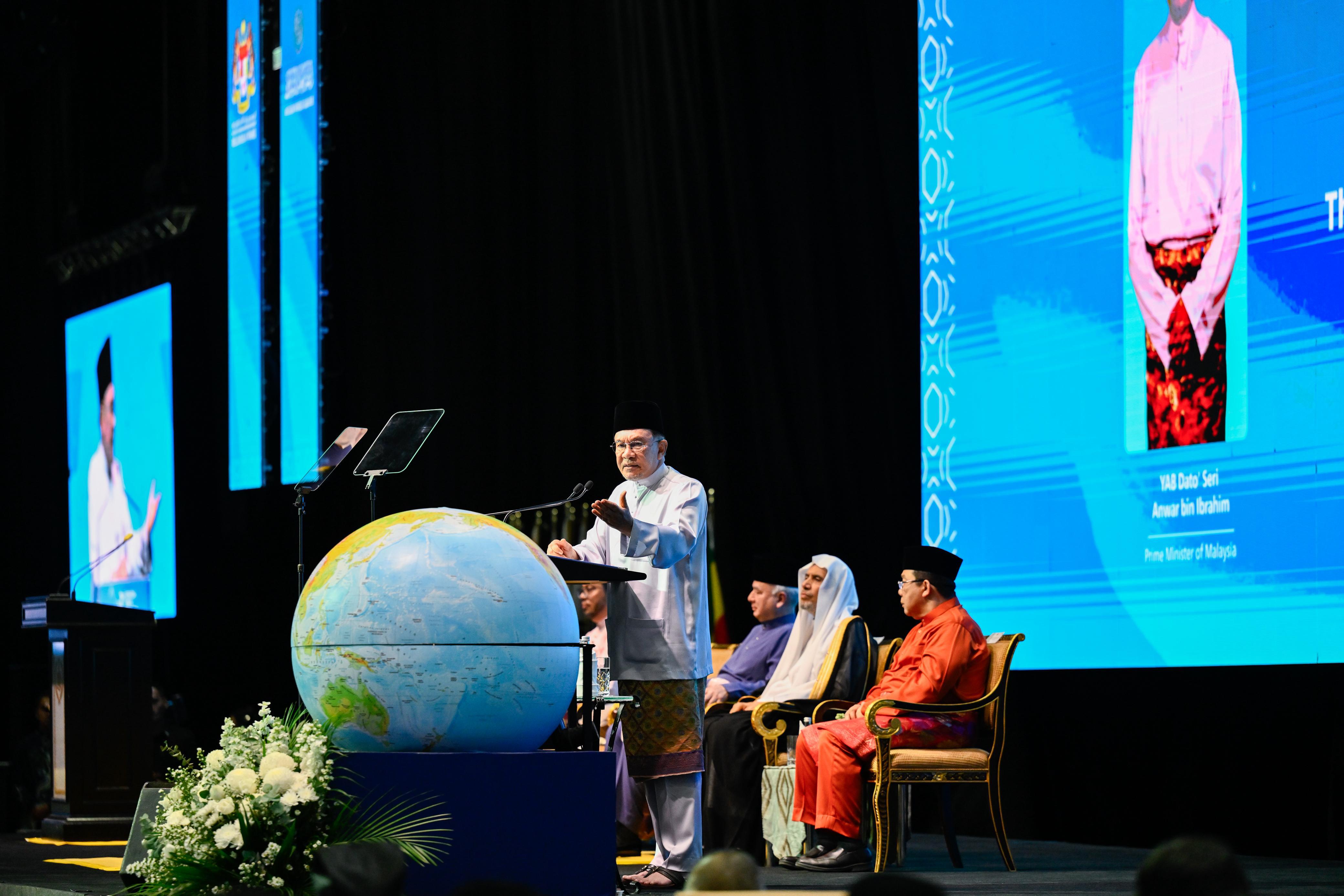 Sekretaris Jenderal Liga Muslim Dunia Berpartisipasi dengan Menyampaikan Pidato Pembukaan pada "Konferensi Tingkat Tinggi Internasional Ketiga Para Pemimpin Agama" di Ibu Kota Malaysia, "Kuala Lumpur"