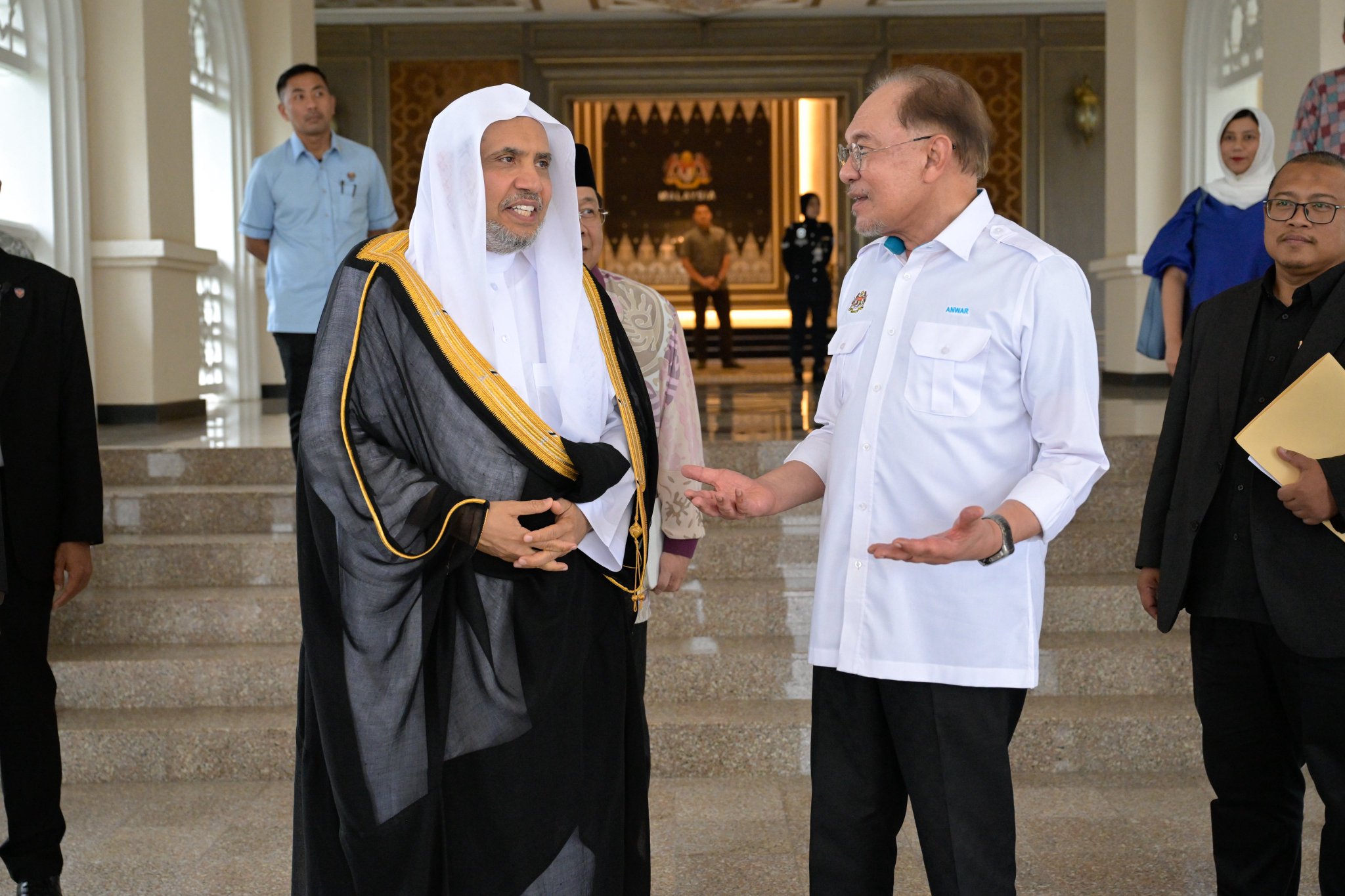 Le Premier ministre de Malaisie, Dato’ Seri Anwar Ibrahim, a reçu, au palais malaisien de l’hospitalité, Résidence du Premier ministre, le Secrétaire général, Président de l’Organisation des savants musulmans, cheikh Mohammed Al-Issa
