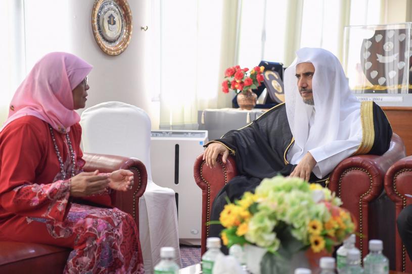 La Présidente de la République singapourienne, Madame Halimah Yacob, recevant le Secrétaire Général de la LIM lors de sa visite à Singapour.