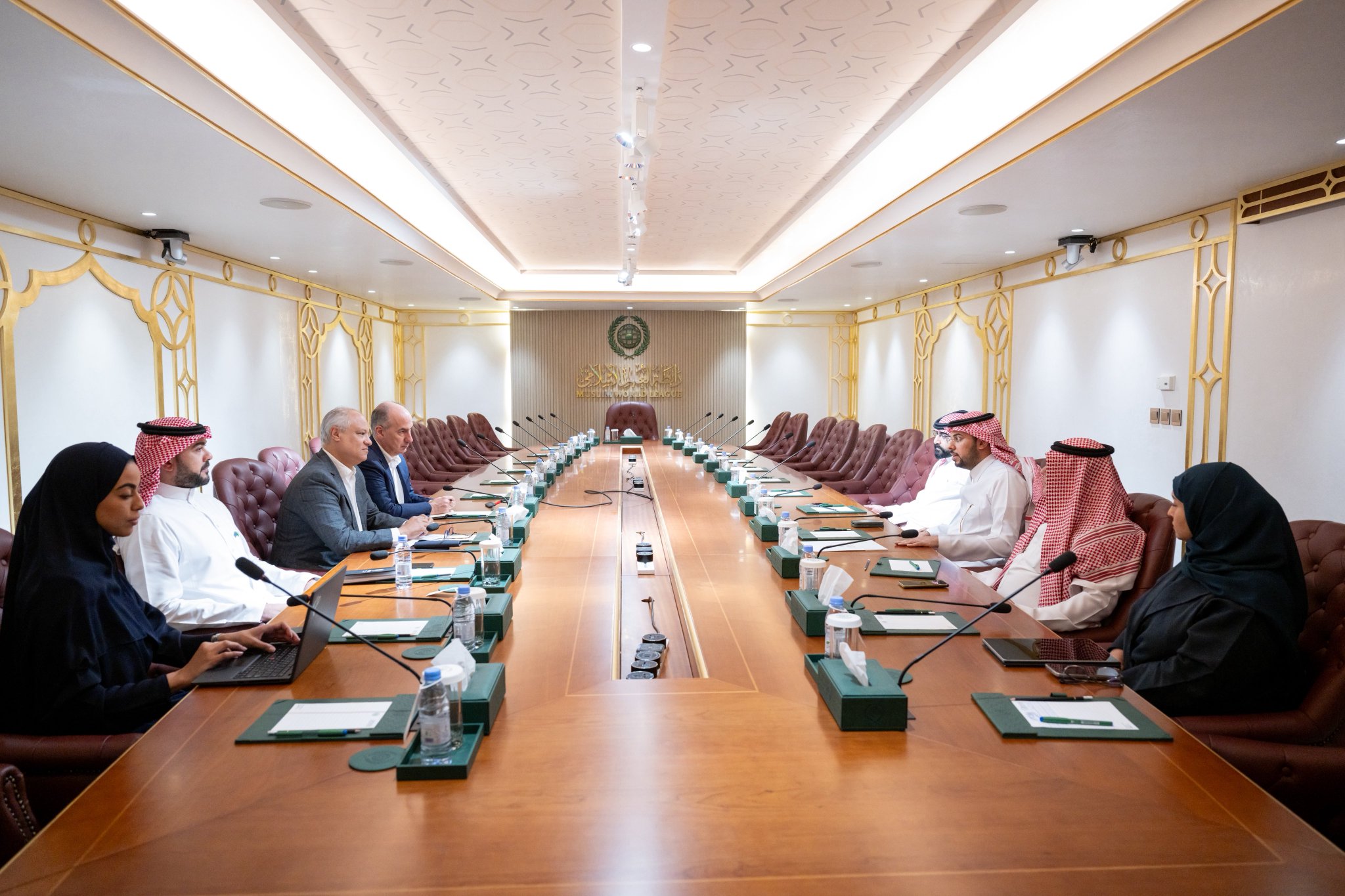 El Secretario general adjunto para la comunicación institucional, el Sr. Abdelwahab Al-Shahri, recibió en la sede de la Liga del Mundo Islámico en Riad al representante (ACNUR) ante los Estados del Consejo de Cooperación del Golfo