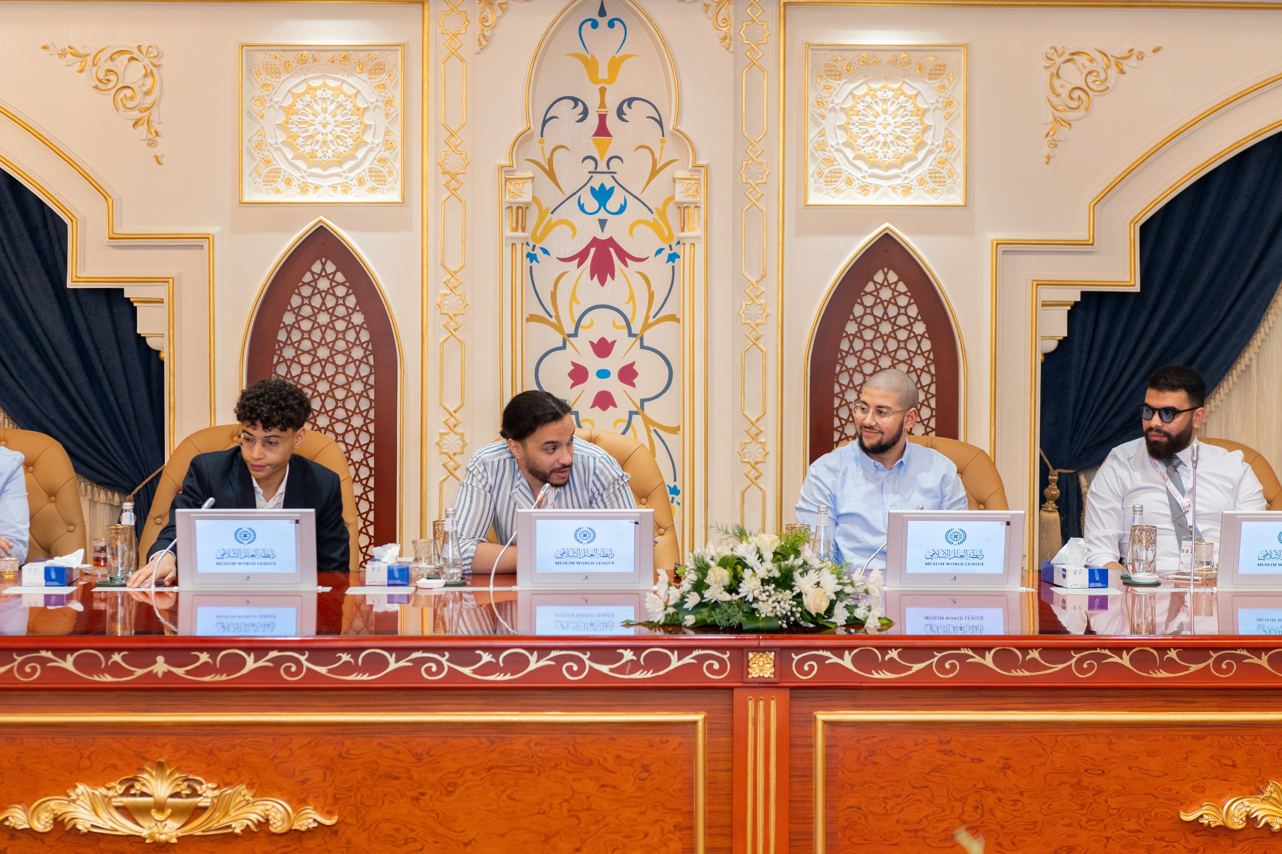 جناب دبیر کل، و رئیس انجمن علمای مسلمان، آقای دکتر شیخ محمد العیسی در میان اعضای هیئت دانشجویی اقلیت‌های مسلمان در دانشگاه‌های اروپایی سخنرانی کرد