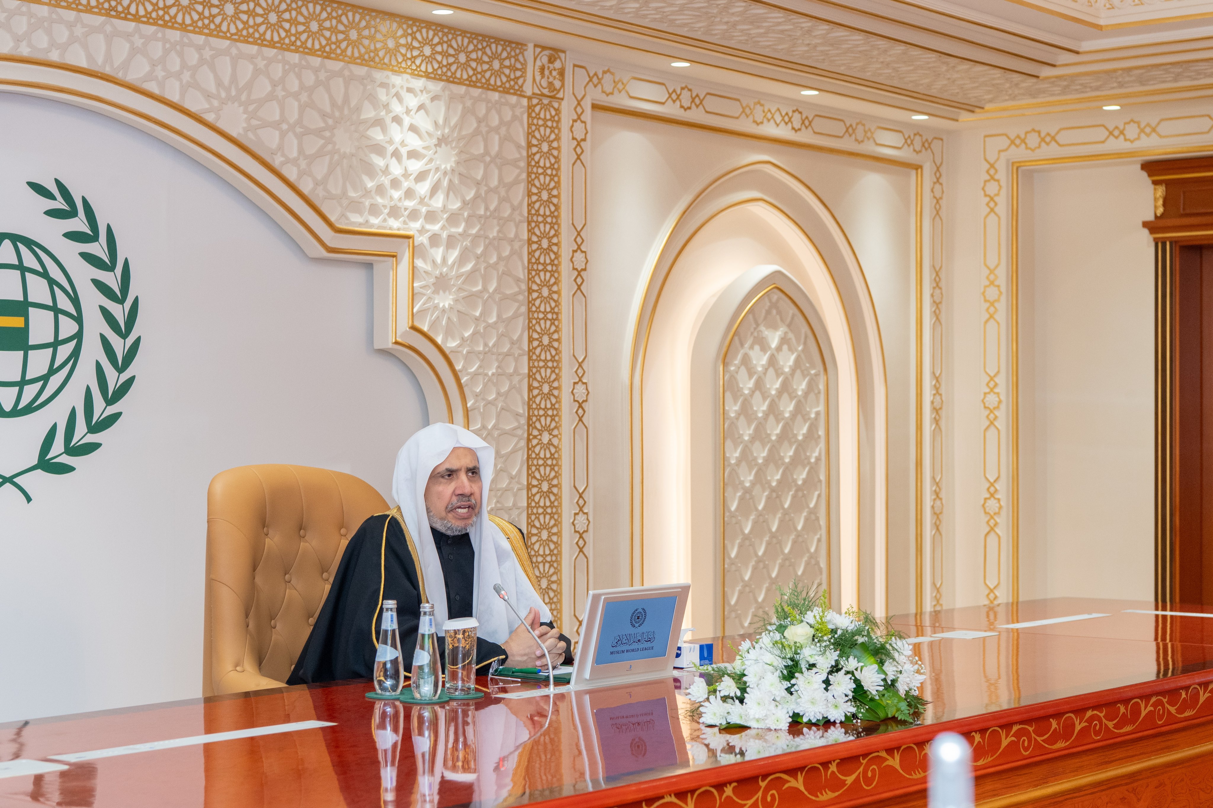 Yesterday at the Muslim World League headquarters in Makkah, His Excellency Sheikh Dr. Mohammad Al-Issa met with the student delegation from Muslim minorities in European universities