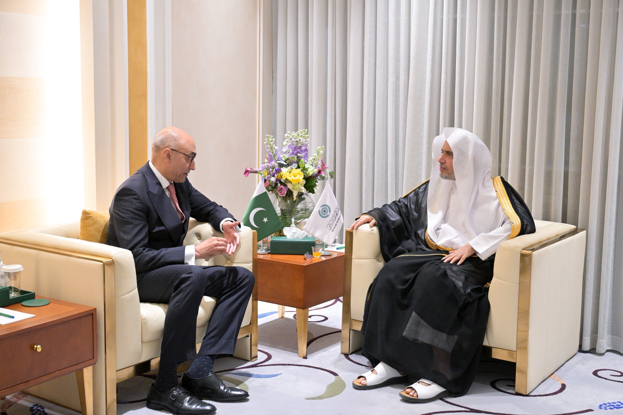 Le Secrétaire général, cheikh Mohammed Al-Issa a reçu l’ambassadeur de la République islamique du Pakistan, M. Ahmad Farooq