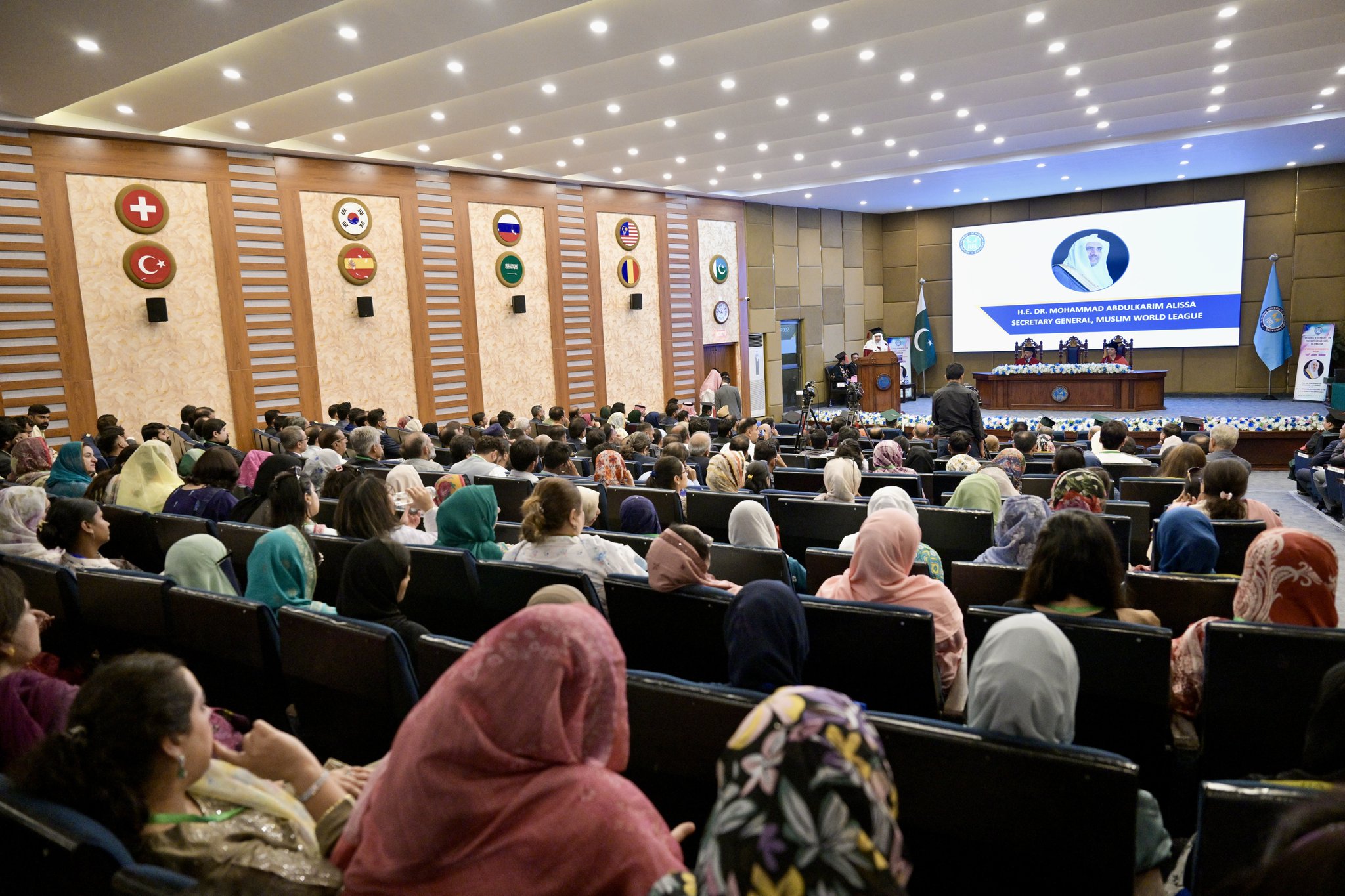 الجامعةُ الوطنيةُ في العاصمة الباكستانية "إسلام آباد"، تمنحُ معاليَ الأمين العام، رئيسَ هيئة علماء المسلمين، فضيلةَ الشيخ د.⁧‫ محمد العيسى‬⁩‬⁩، شهادةَ الدكتوراه الفخرية في فلسفة العلاقات الدولية