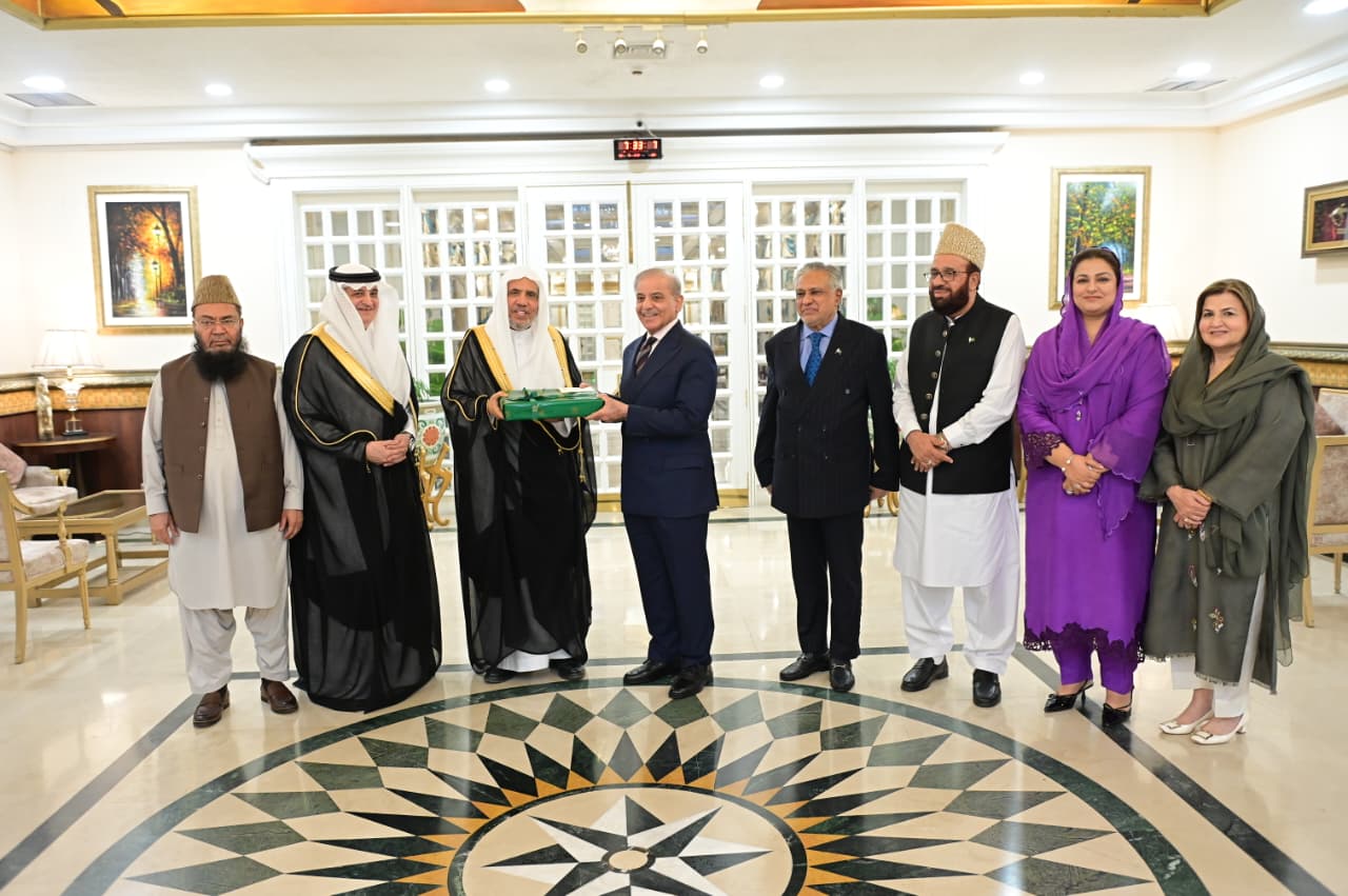 Yang Terhormat Perdana Menteri Republik Islam Pakistan, Bapak Muhammad Shehbaz Sharif, menerima kunjungan Yang Mulia Sekretaris Jenderal LMD, Yang Mulia Syekh Dr. Mohammed Al-Issa, di kantornya di ibu kota "Islamabad"