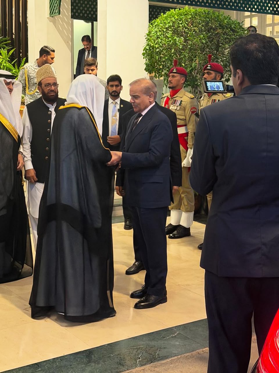Yang Terhormat Perdana Menteri Republik Islam Pakistan, Bapak Muhammad Shehbaz Sharif, menerima kunjungan Yang Mulia Sekretaris Jenderal LMD, Yang Mulia Syekh Dr. Mohammed Al-Issa, di kantornya di ibu kota "Islamabad"