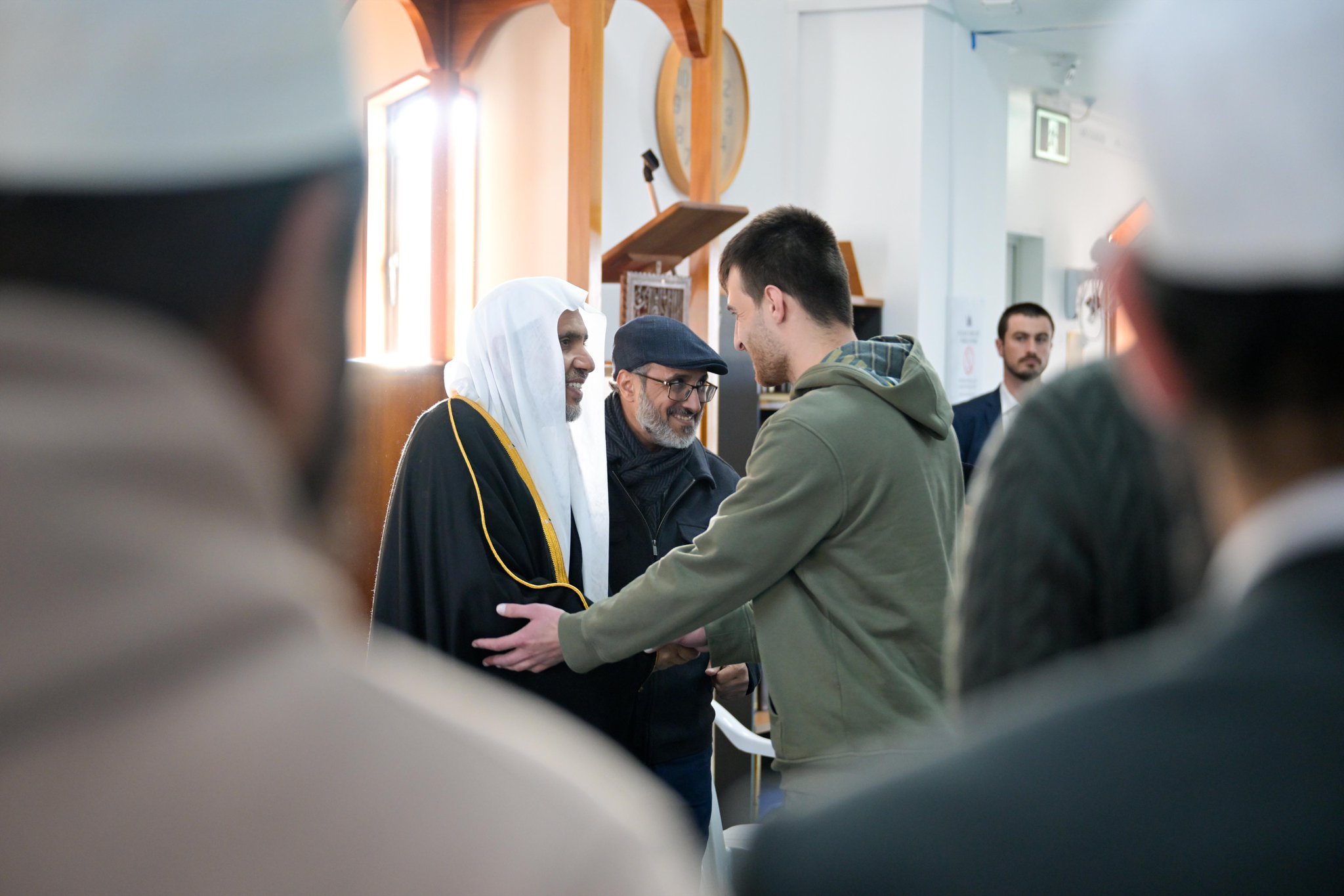 جناب آقای دکتر شیخ محمد العیسی   دبیرکل سازمان همبستگی جهان اسلام و رئیس انجمن علمای مسلمان، از این مسجد بازدید کرد و بار دیگر نیازهای آن را بررسی نمود. ایشان همچنین با بازماندگان حمله تروریستی و خانواده‌های شهدا ــ رحمت خدا بر آنان باد ــ دیدار کرد.