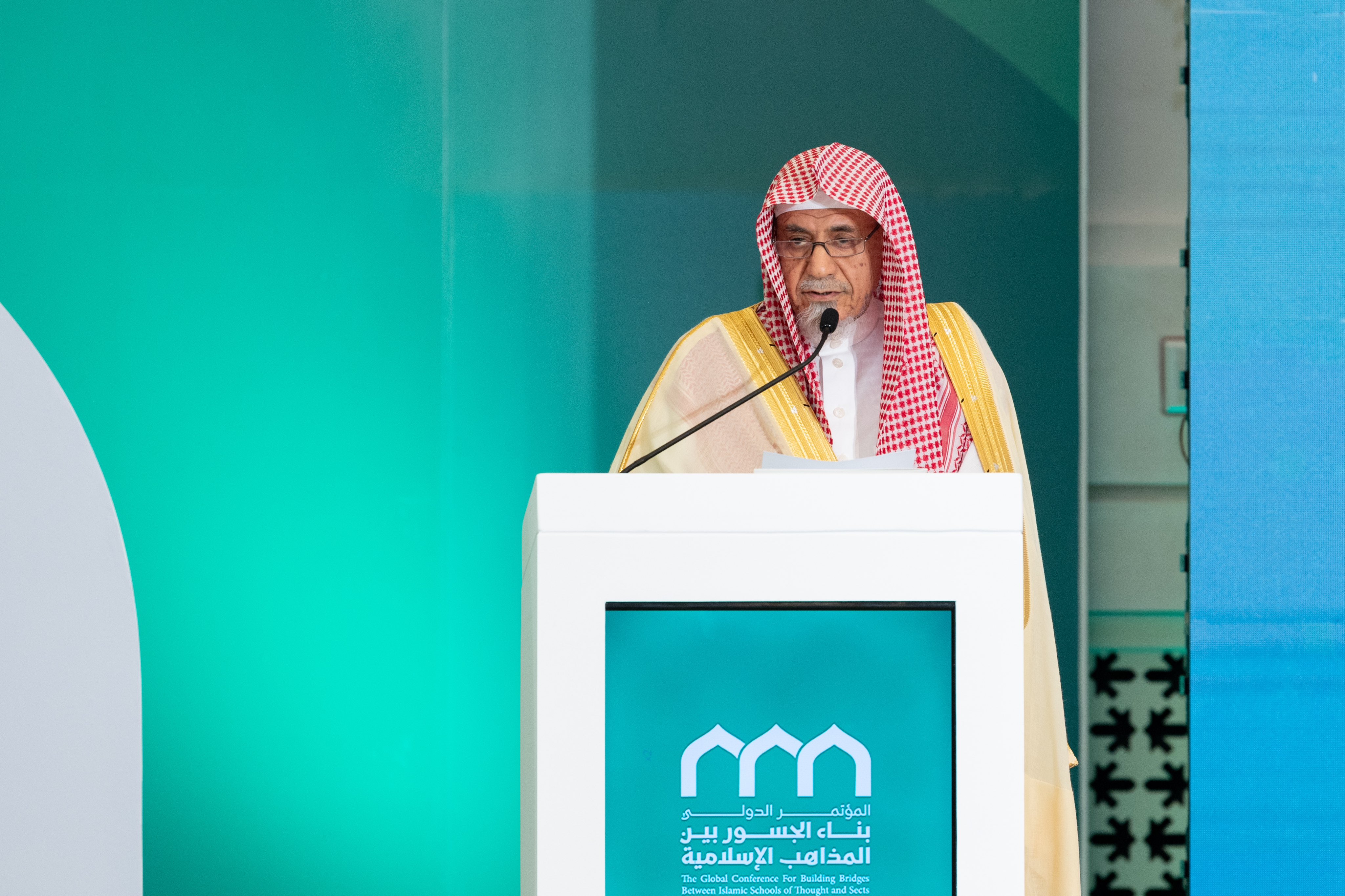 Cheikh Saleh bin Abdullah bin Humaid, conseiller à la Cour royale, imam et prédicateur de la Grande Mosquée de La Mecque et membre du Conseil des grands savants, lors de la séance de clôture de la Conférence sur la construction de ponts entre les