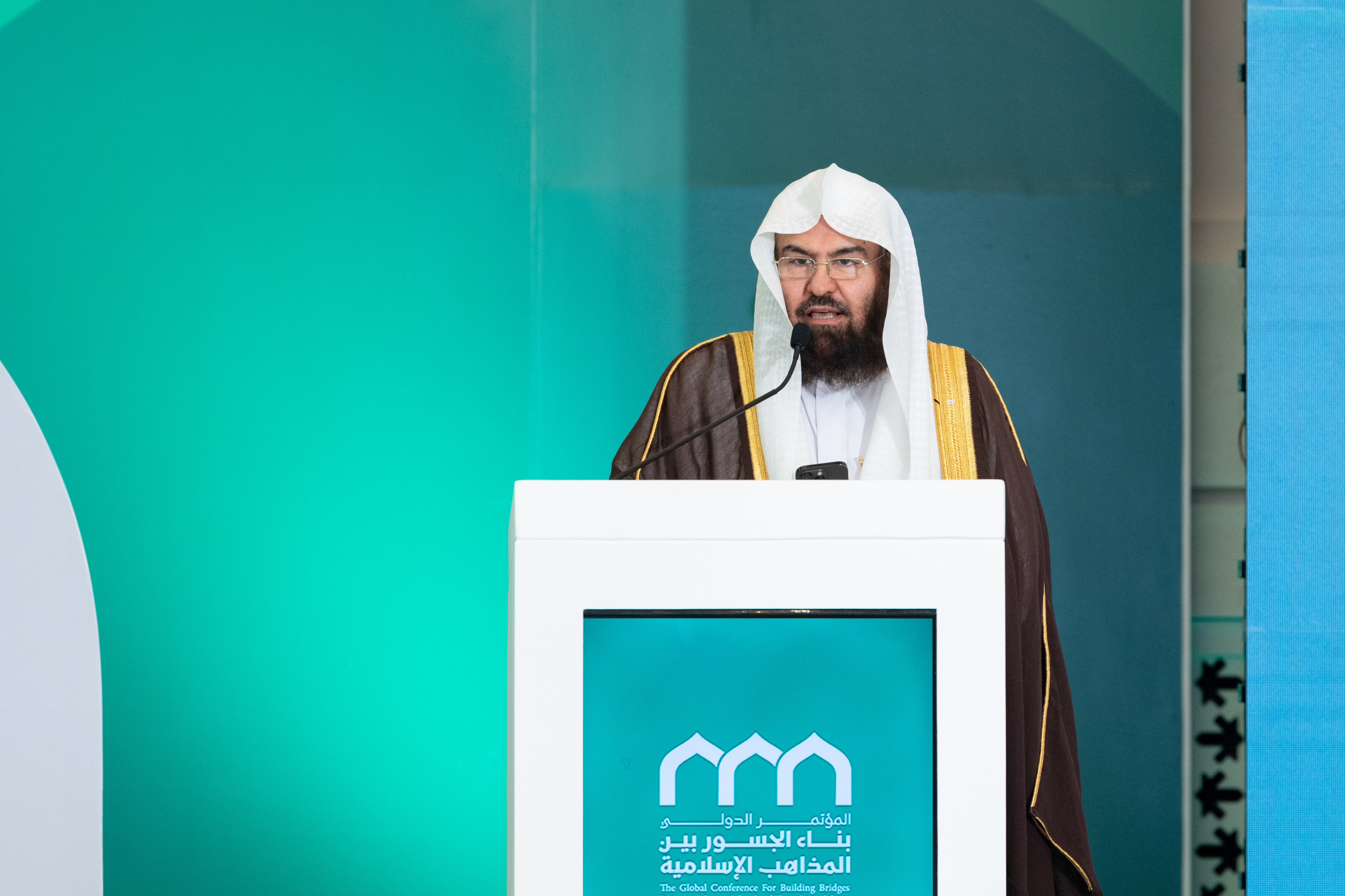 Cheikh Abdul Rahman bin Abdulaziz Al-Sudais, Président du Comité des affaires religieuses de la Grande Mosquée de La Mecque et de la Mosquée du Prophète, Imam et prédicateur de la Grande Mosquée de La Mecque lors de la séance de clôture de la conférence : « Construire des ponts entre les écoles islamiques » : 