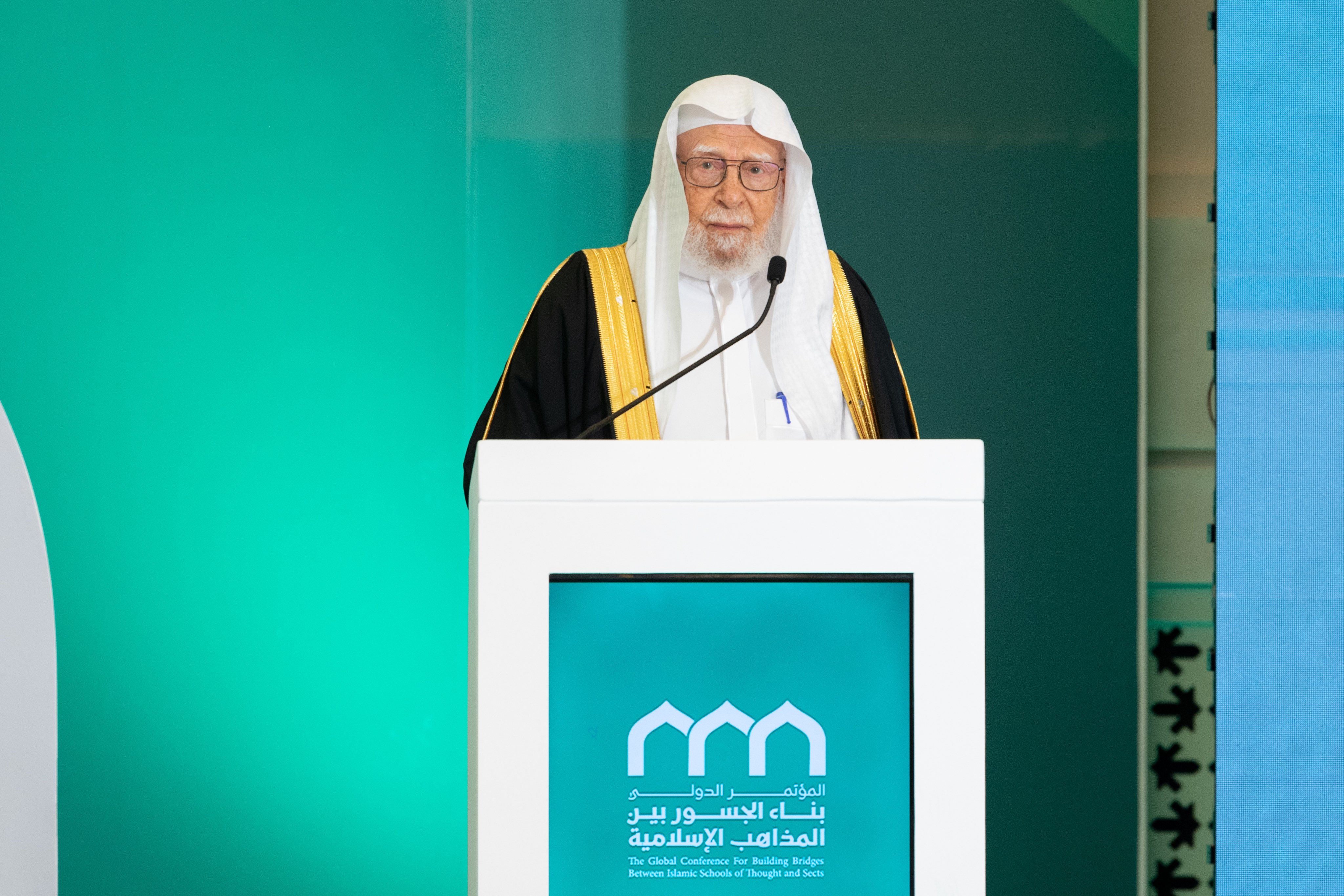 Cheikh Abdullah bin Abdul Mohsen Al Turki, membre du Conseil des grands savants, conseiller à la Cour royale du Royaume d'Arabie Saoudite lors de la séance de clôture de la conférence : « Construire des ponts entre les écoles islamiques » :