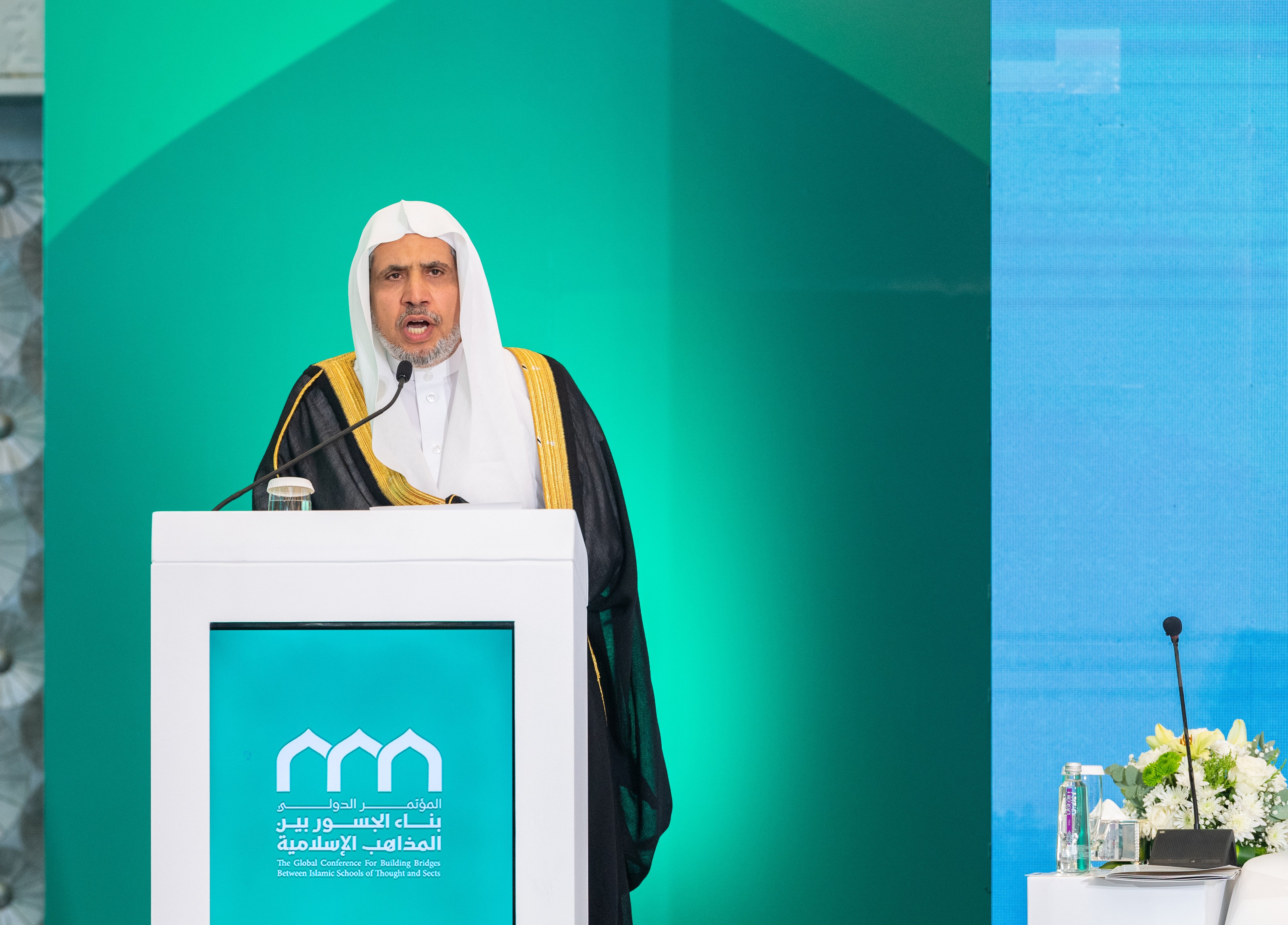 Yang Mulia Sekretaris Jenderal LMD, Ketua Asosiasi Ulama Muslim, Syekh Dr. Mohammed bin Abdulkarim Al-Issa, dalam pidatonya pada sesi pembukaan konferensi: “Membangun Jembatan Antar Mazhab Islam”: