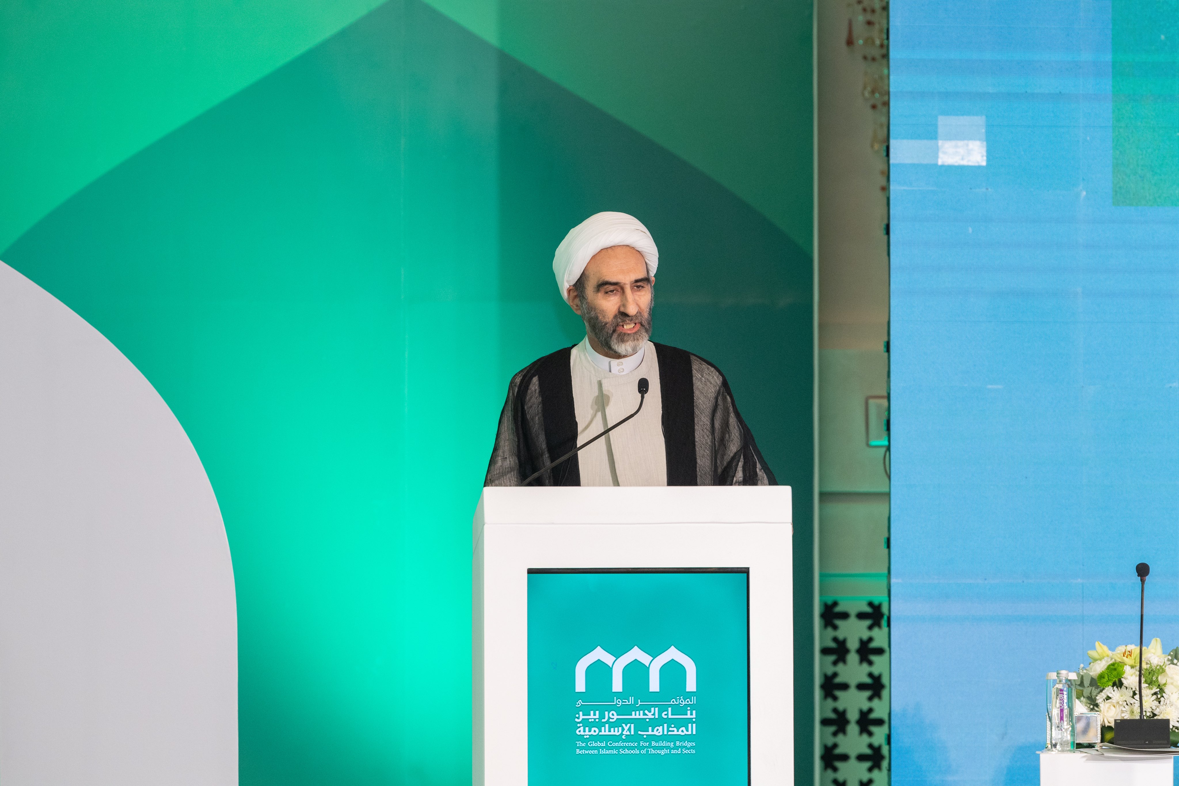 L'Ayatollah cheikh Ahmed Mobaleghi, membre du Conseil de direction des experts de la République islamique d'Iran, lors de la séance d'ouverture de la conférence : « Construire des ponts entre les écoles islamiques » :