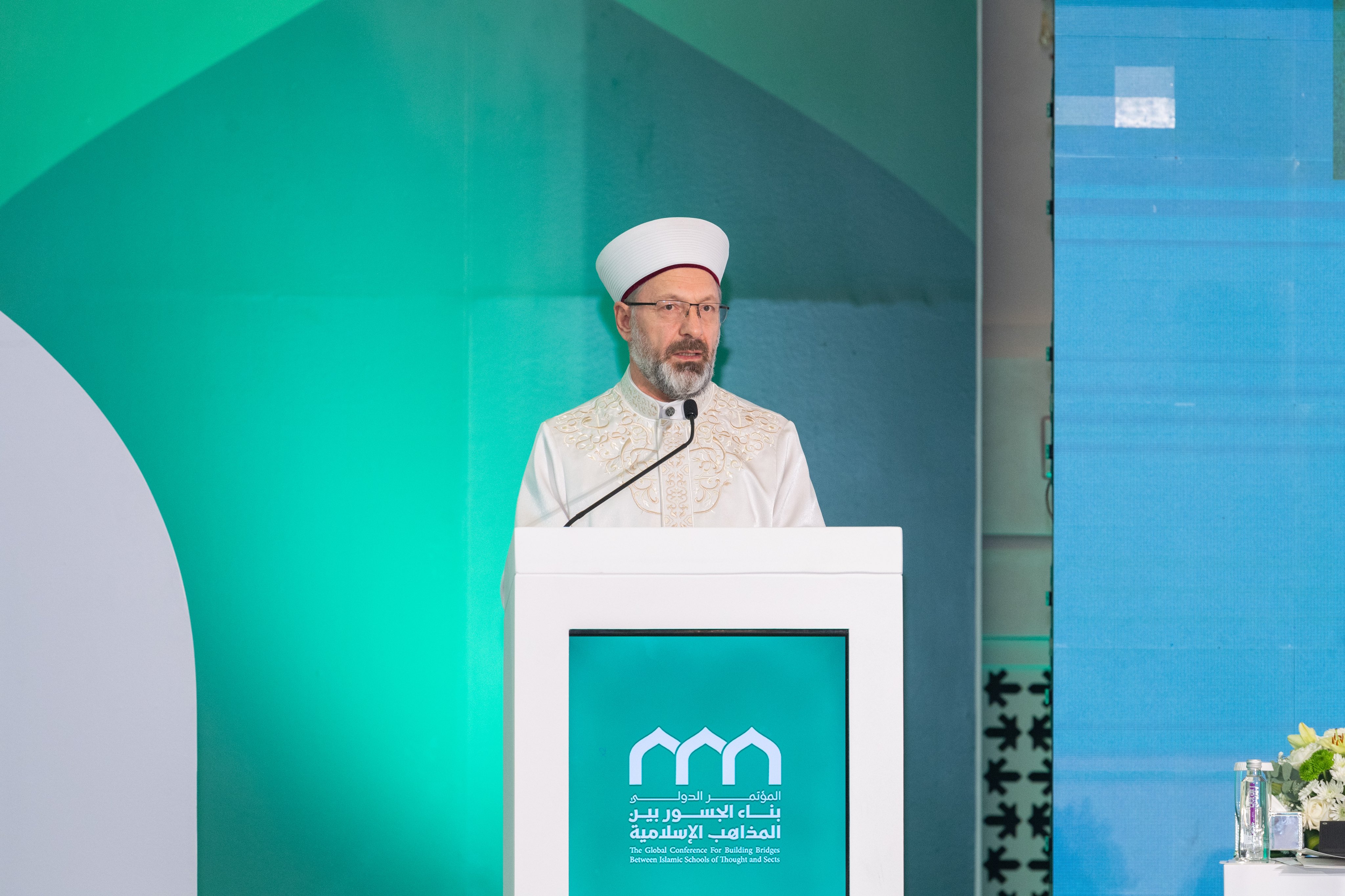 معالي رئيس الشؤون الدينية بجمهورية تركيا، الشيخ الدكتور علي بن عبدالرحمن أرباش، في كلمته في الجلسة الافتتاحية لمؤتمر: "بناء الجسور بين المذاهب الإسلامية"