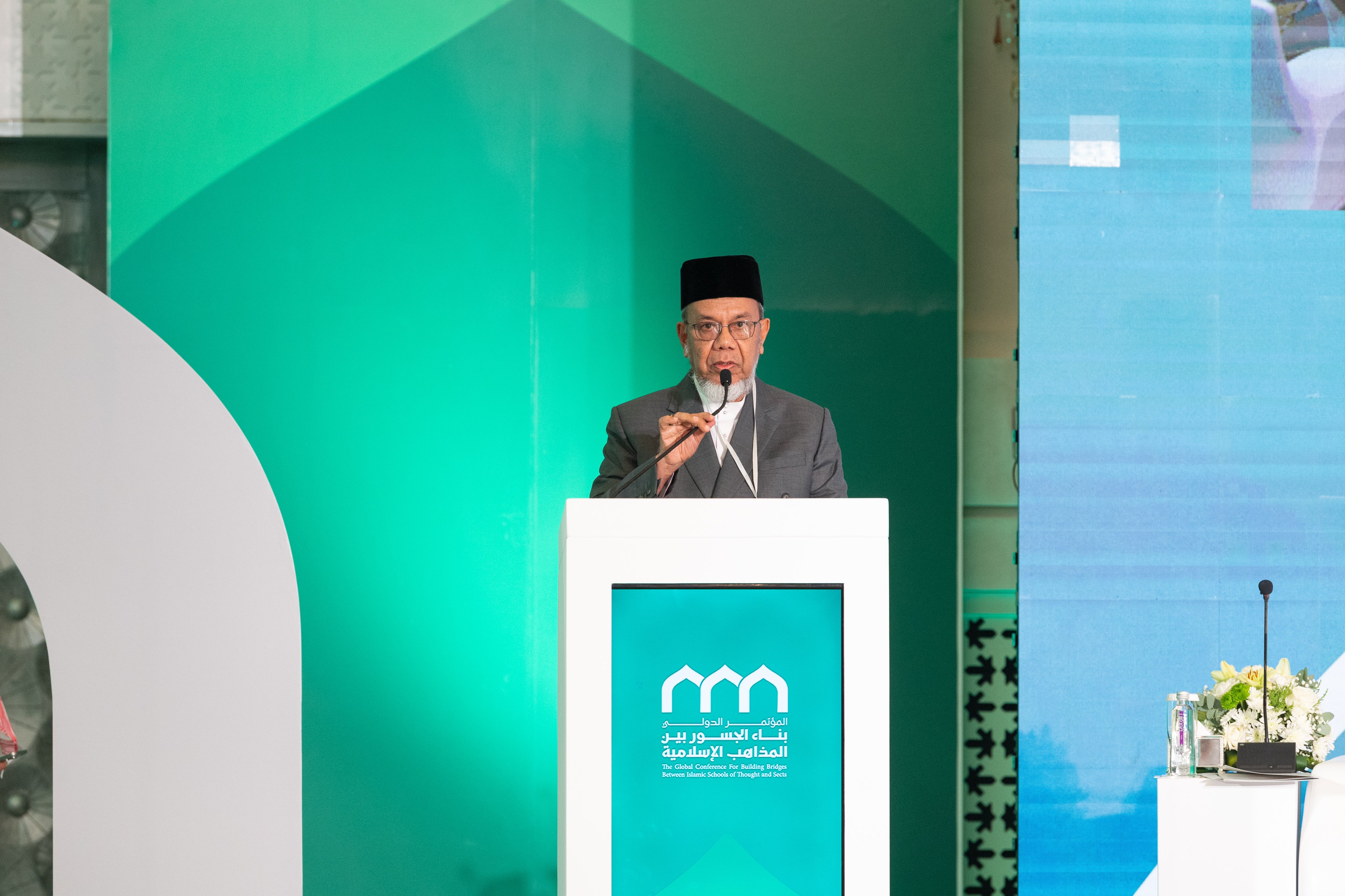 Le Président de l'Association des savants malaisiens, cheikh Wan Mohammed ben Abdulaziz, lors de la séance d'ouverture de la conférence : « Construire des ponts entre les écoles islamiques » :