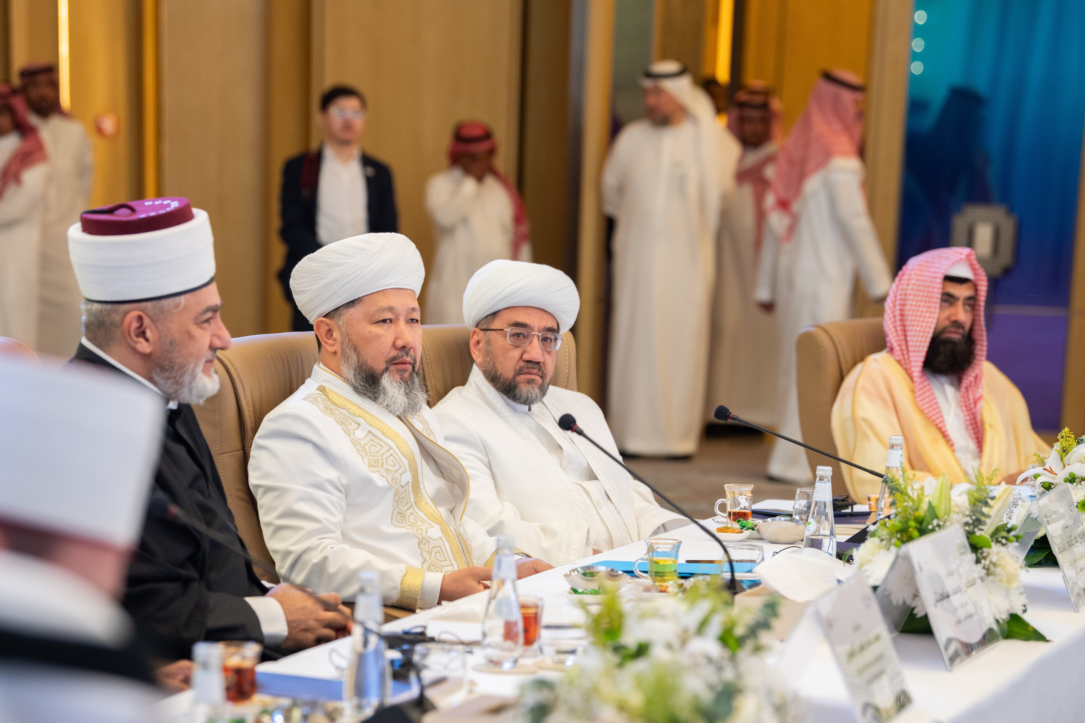 Les grands savants de la jurisprudence de la communauté islamique lors de la cérémonie de clôture des travaux du Comité de jurisprudence islamique à Riyad