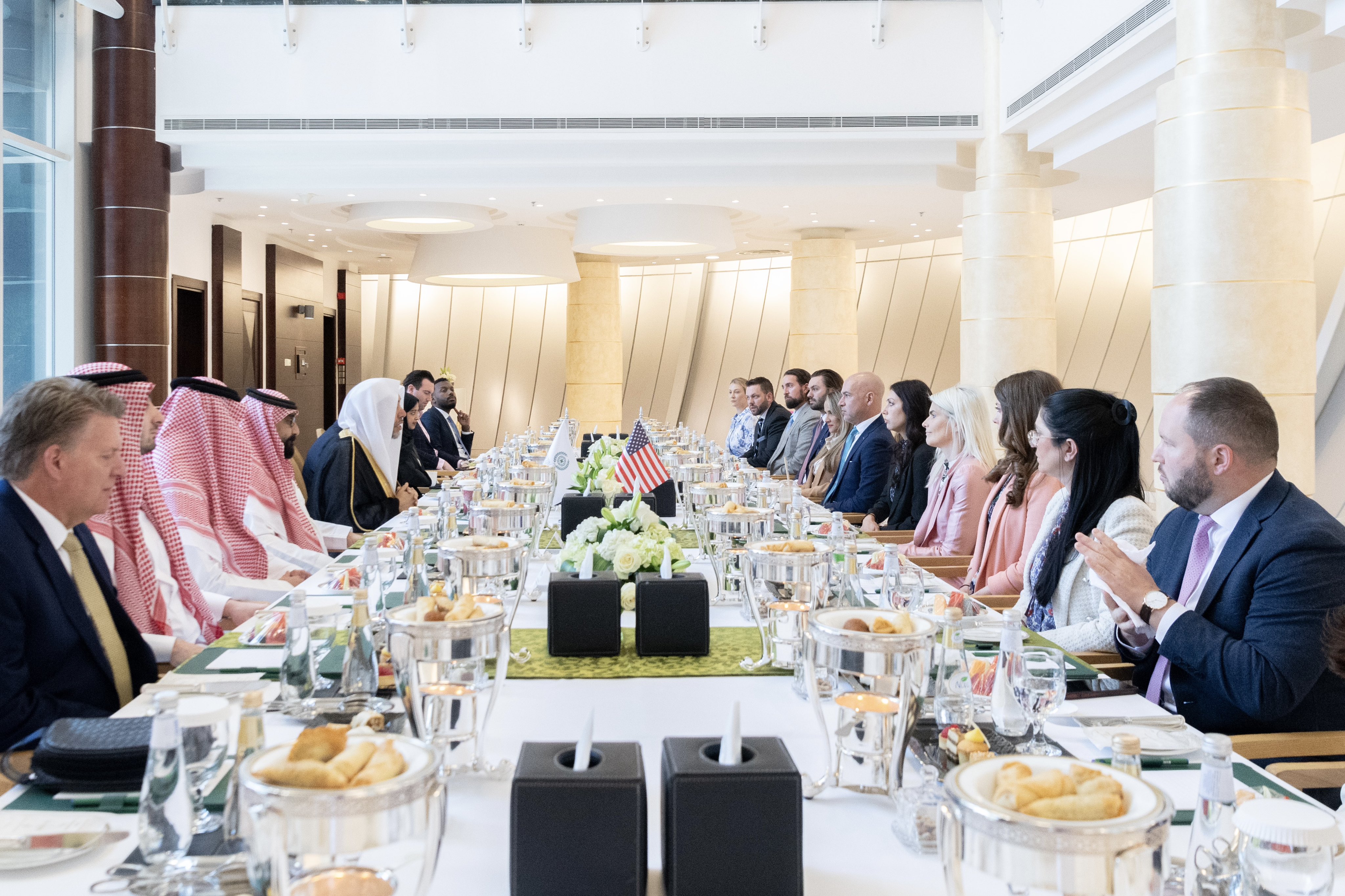 El Secretario General, el Sheij Mohammed Al-Issa, se reunió en Riad con una delegación de altos asesores de los miembros del Congreso estadounidense y sus adjuntos. 