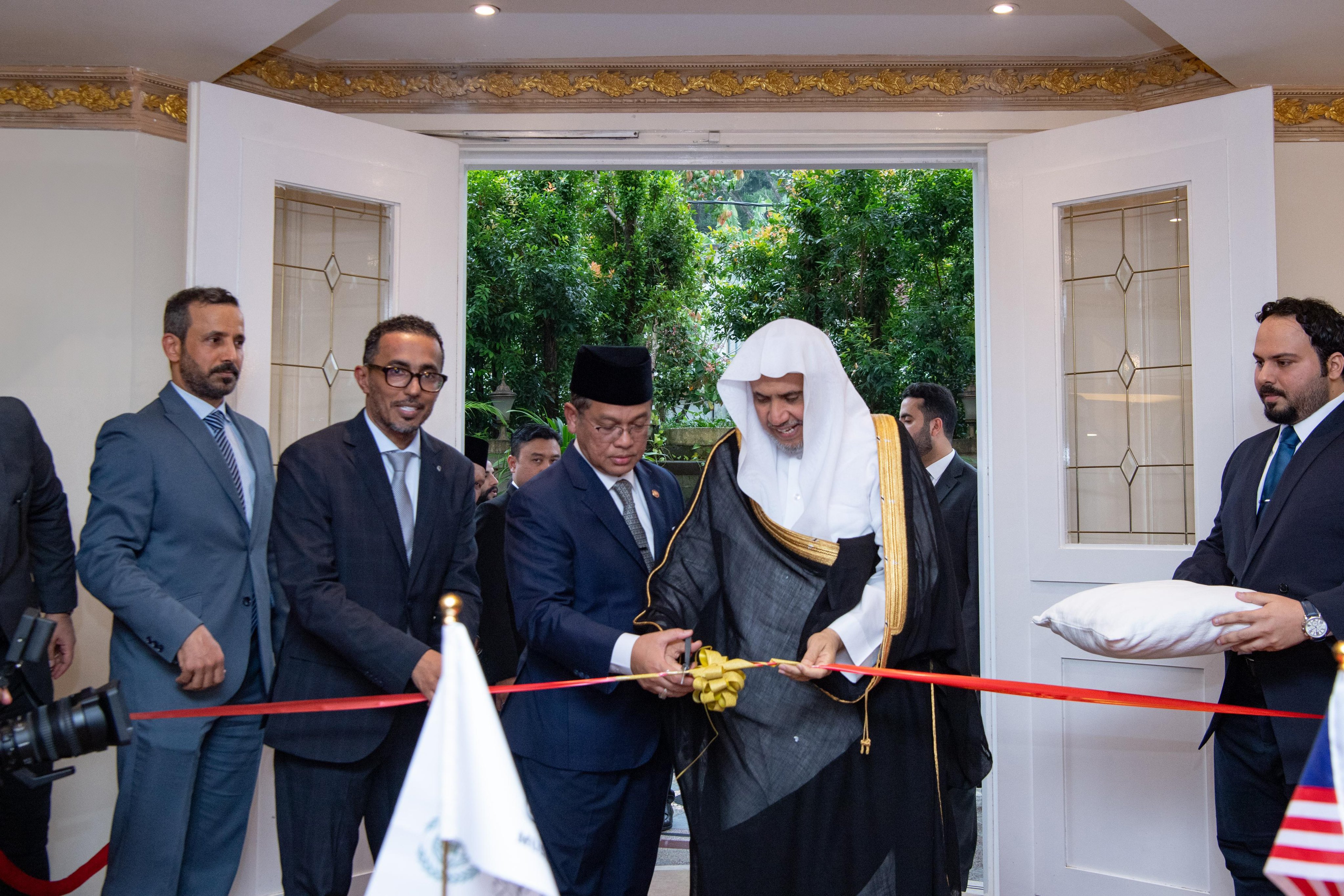 Syekh Dr. Mohammed Alissa, dan Yang Mulia Menteri Urusan Agama di Departemen Perdana Menteri Malaysia, meresmikan markas baru Liga Muslim Dunia di ibu kota, Kuala Lumpur.