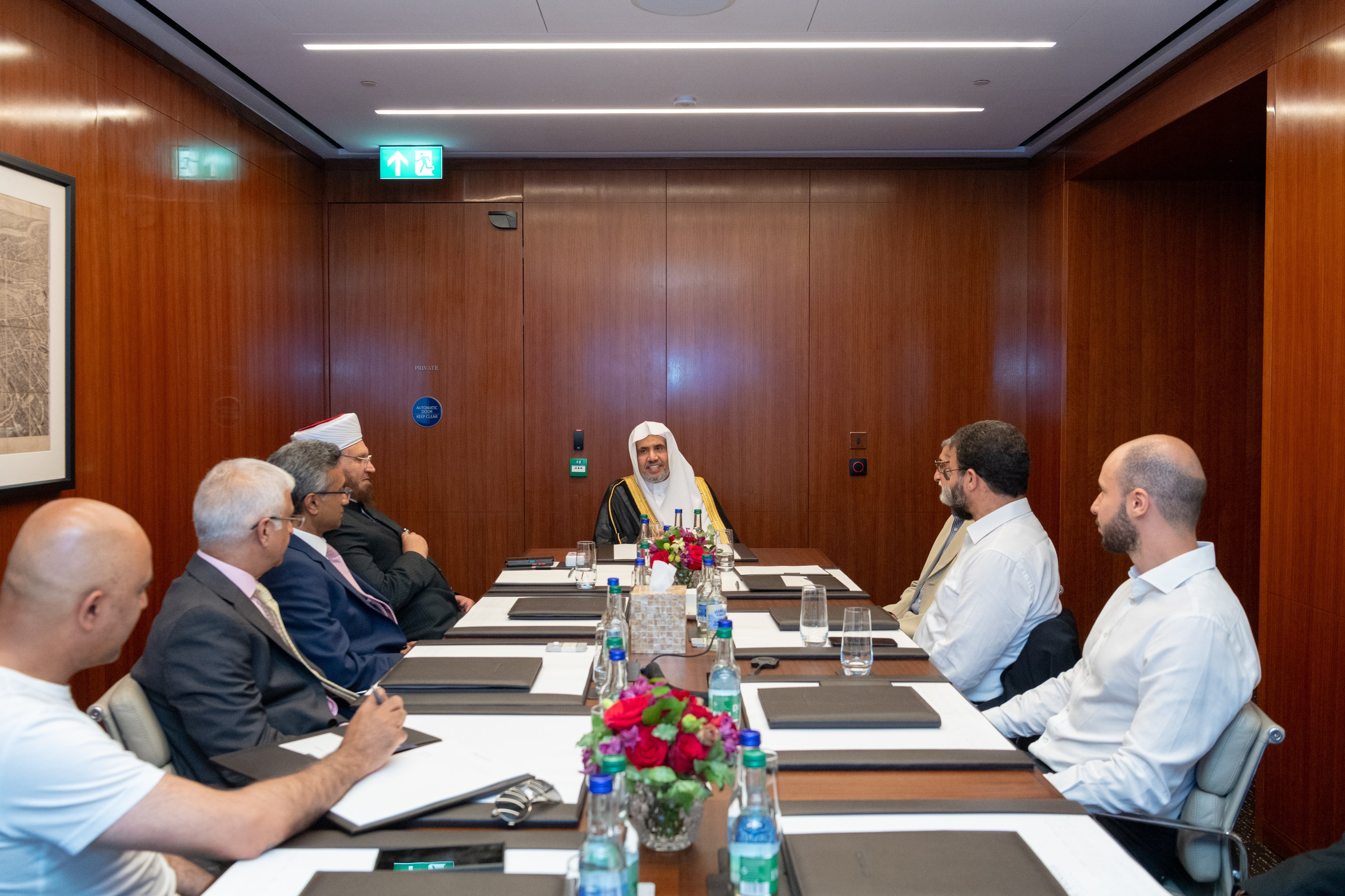 En Londres, el Sheij Mohammed Alissa, Secretario General de la Liga del Mundo Islámico y Presidente de la Comisión de Ulemas, se reunió con líderes islámicos británicos