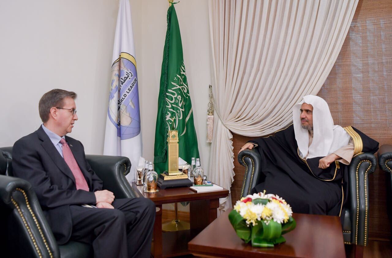 Le SG de la Ligue recevant à son bureau de Ryadh l'Ambassadeur de la Norvège auprès du Royaume d'Arabie Saoudite, Mr. Oyvind Stokke