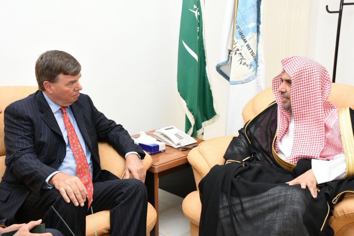 Le Secrétaire Général de la LIM recevant aujourd'hui dans son bureau de Jeddah le Consul américain au Royaume M. Matthias J. Mitman. 
