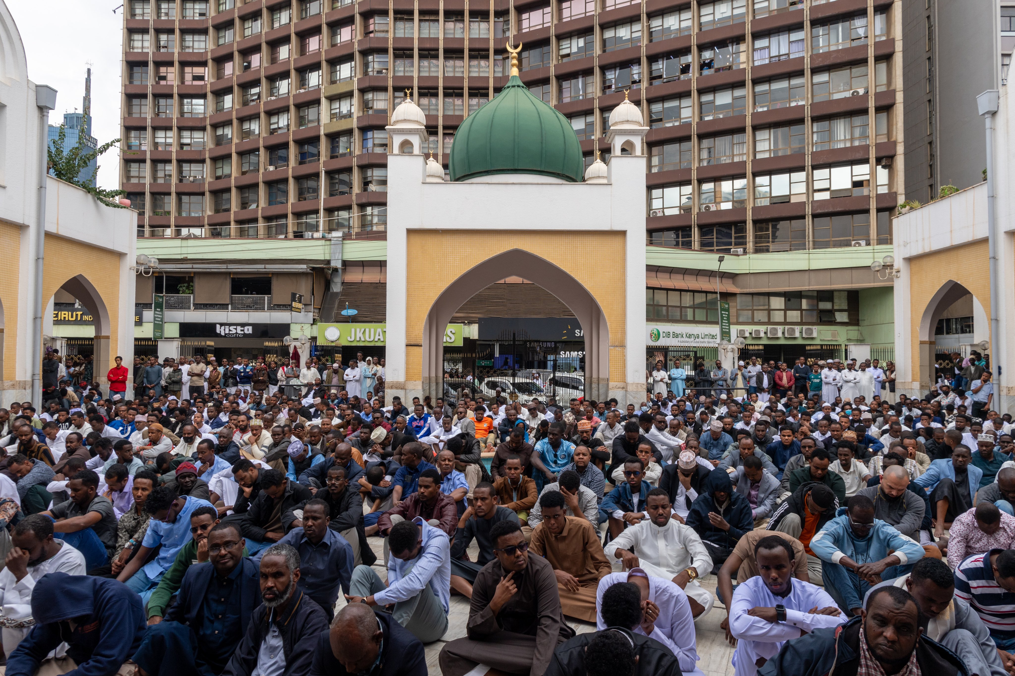 Hace unos momentos en la mezquita más grande de Kenia: el Sheij Mohammed Al-Issa pronunció hoy el sermón del viernes en la capital Nairobi
