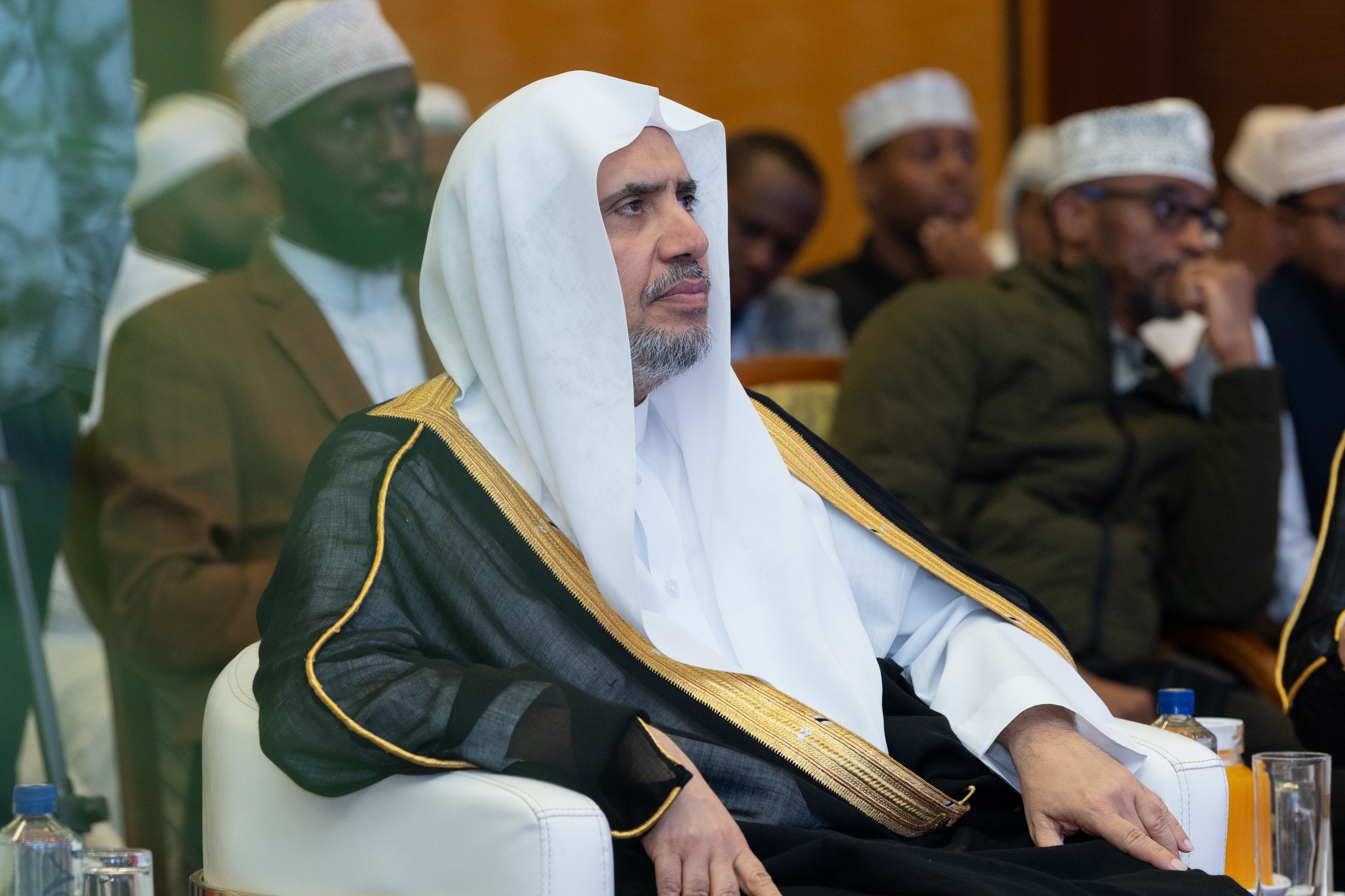 Lors de la plus grande célébration coranique jamais vue en Afrique, avec la participation massive de mémorisateurs du Coran des dix lectures à travers le monde, en présence des savants africains :