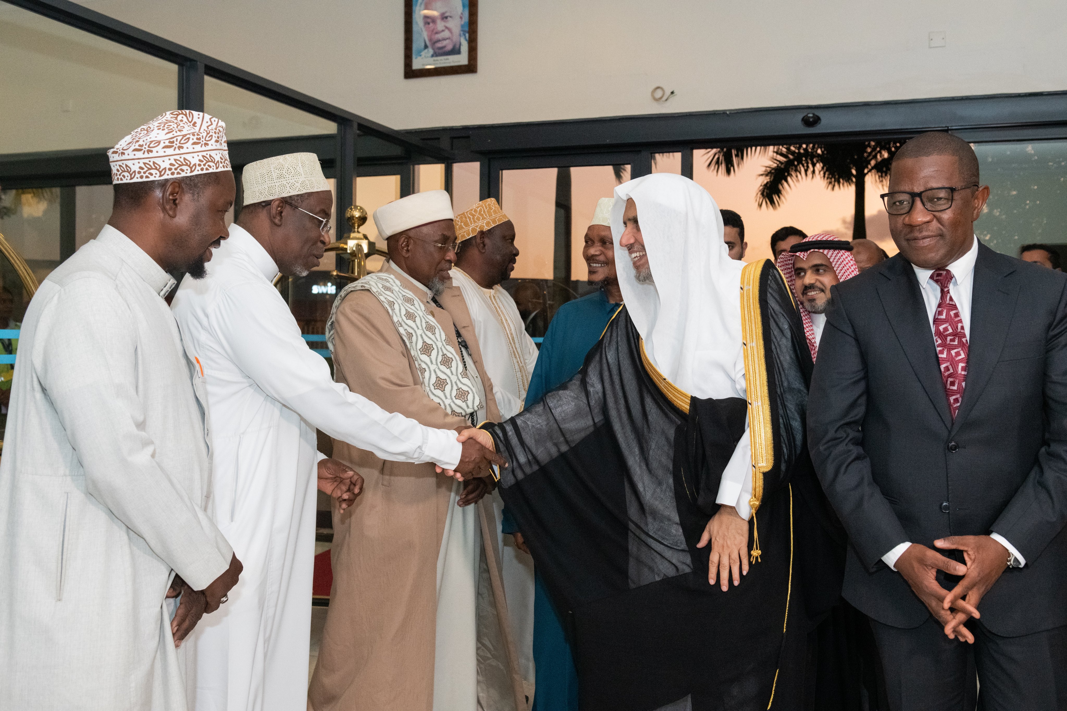 El Secretario General, el Sheij Mohammed Al-Issa, liderando una delegación de la LigadelMundoIslamico, llega a Dar es Salaam, en Tanzania