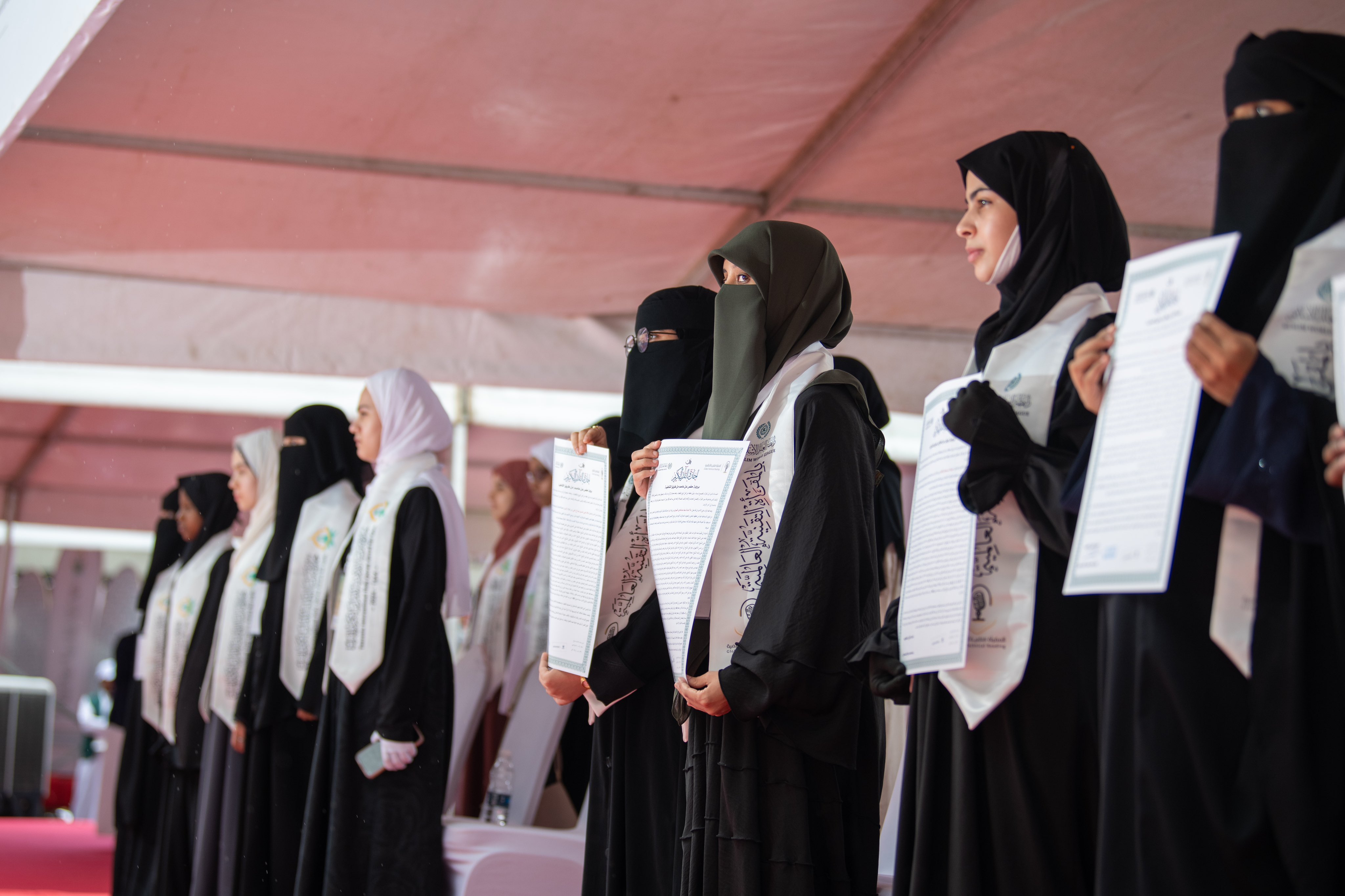 Le stade principal de Dar es Salaam célèbre les jeunes filles qui ont appris le Saint Coran.   Plus de 60 000 participantes et invitées