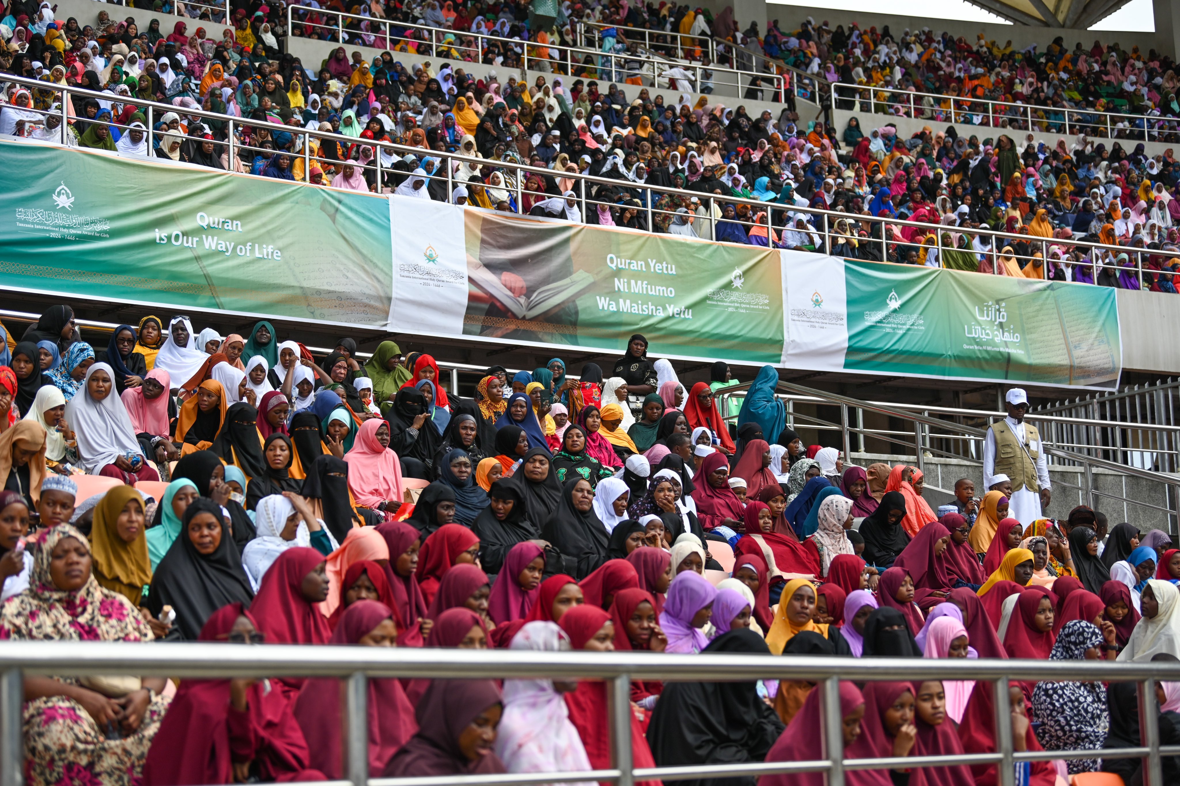 Le stade principal de Dar es Salaam célèbre les jeunes filles qui ont appris le Saint Coran.   Plus de 60 000 participantes et invitées