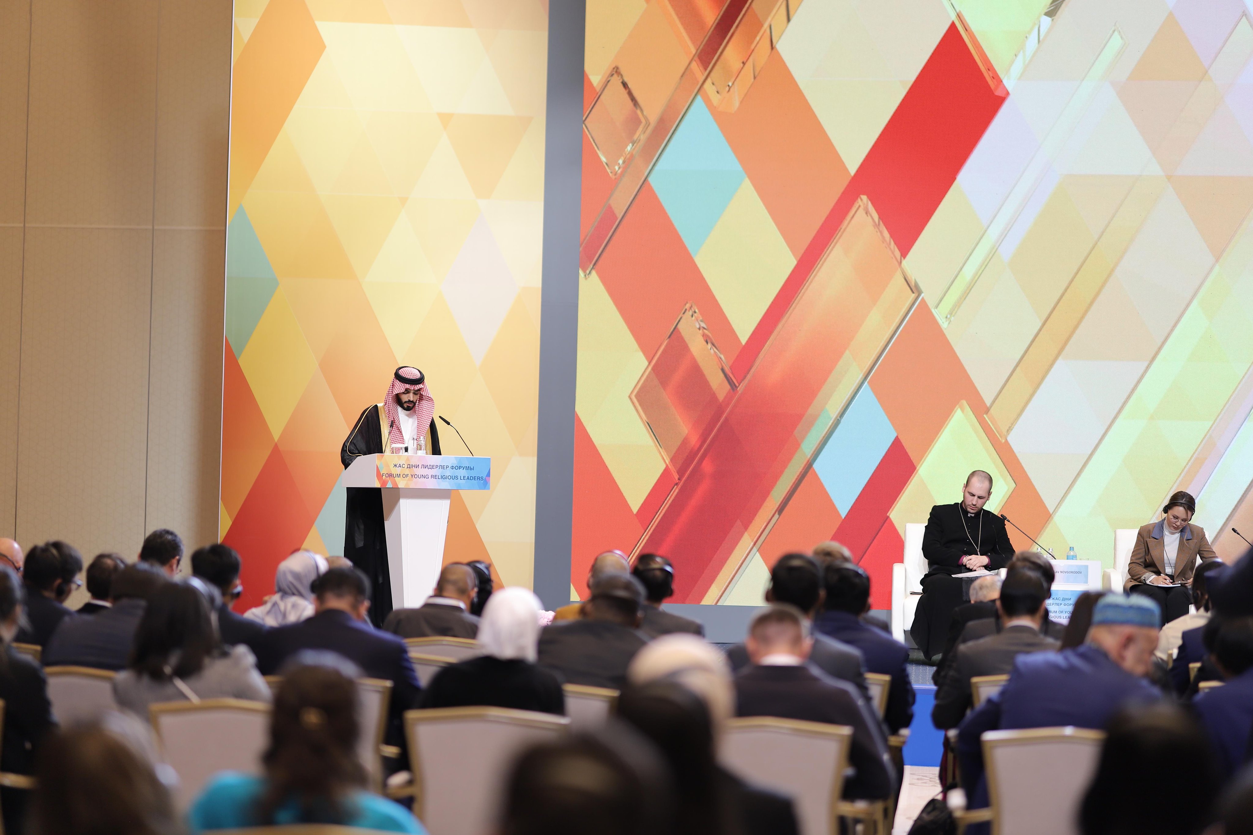 Yang Mulia Dr. Abdulaziz Sarhan dan Syekh Abdul Latif Al-Mutlaq mewakili Liga Muslim Dunia dalam Konferensi "Para Pemimpin Agama Dunia dan Tradisional" di Kazakhstan.