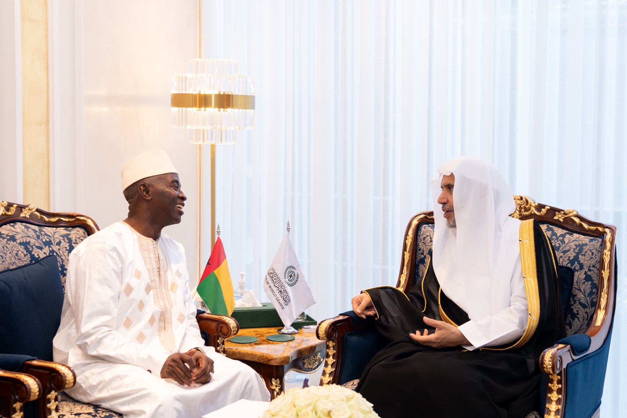 Le Secrétaire général, Président de l’Organisation des savants musulmans cheikh Mohammed Al-Issa a rencontré l’Ambassadeur extraordinaire et plénipotentiaire de la République de Guinée-Bissau auprès du Royaume d’Arabie Saoudite.