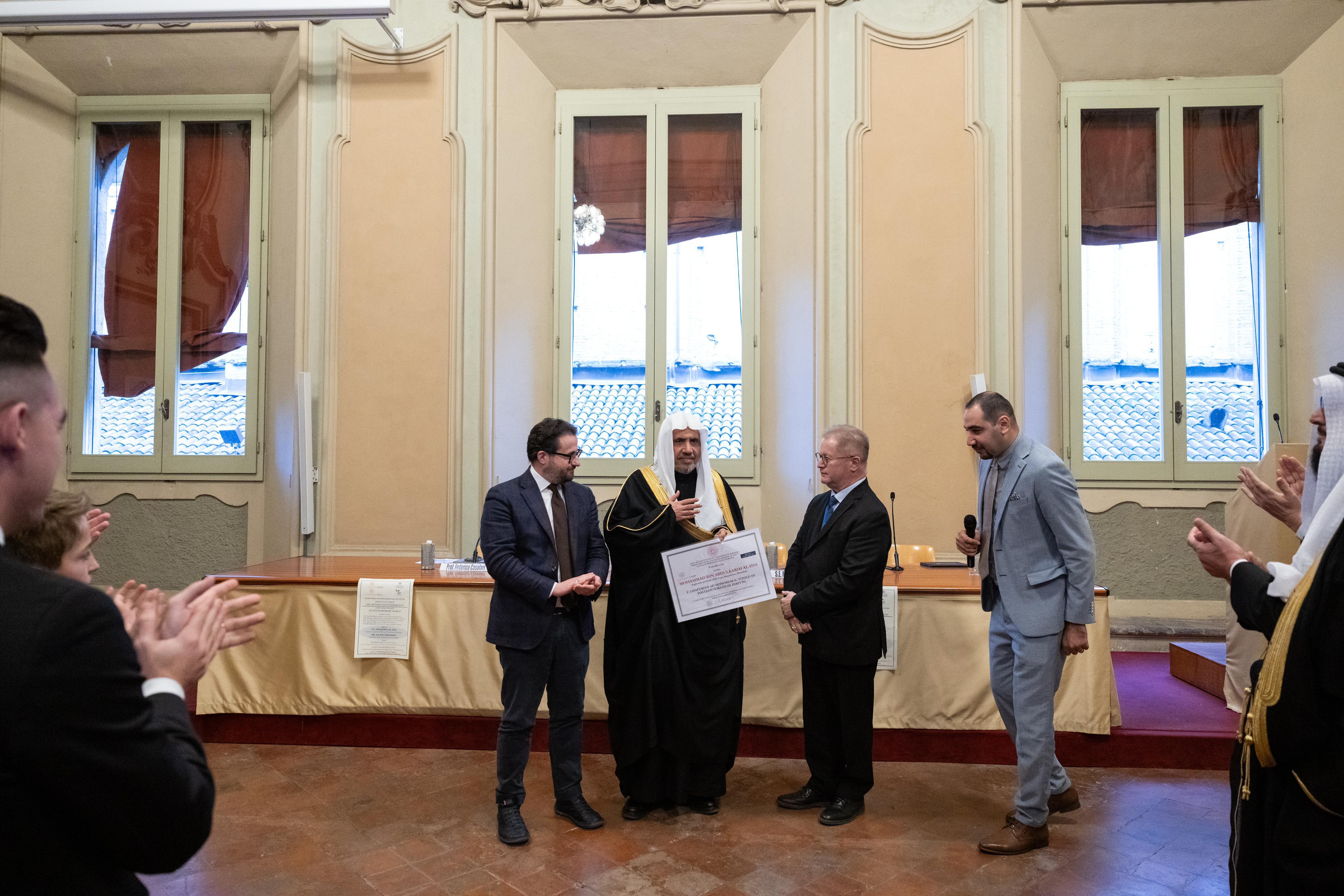 بحَث معالي الأمين العام لرابطة العالم الإسلامي، رئيس هيئة علماء المسلمين، فضيلة الشيخ د.محمد بن عبدالكريم العيسى، والبابا فرنسيس، بابا الكنيسة الكاثوليكية، عددًا من الموضوعات ذات التعاون والاهتمام المُشترَك