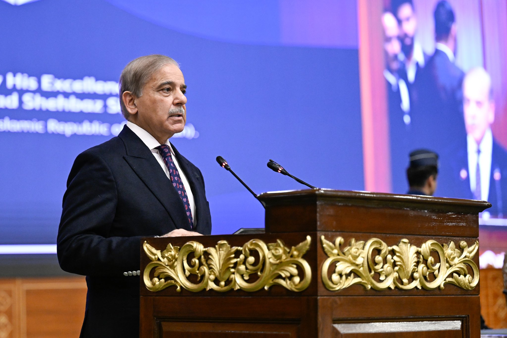 El Primer Ministro de la República Islámica de Pakistán, el Sr. Muhammad Shehbaz Sharif, durante su patrocinio de la conferencia de la LigadelMundoIslamico: EducacionDeNiñas en las sociedades musulmanas, desde la capital pakistaní, Islamabad: