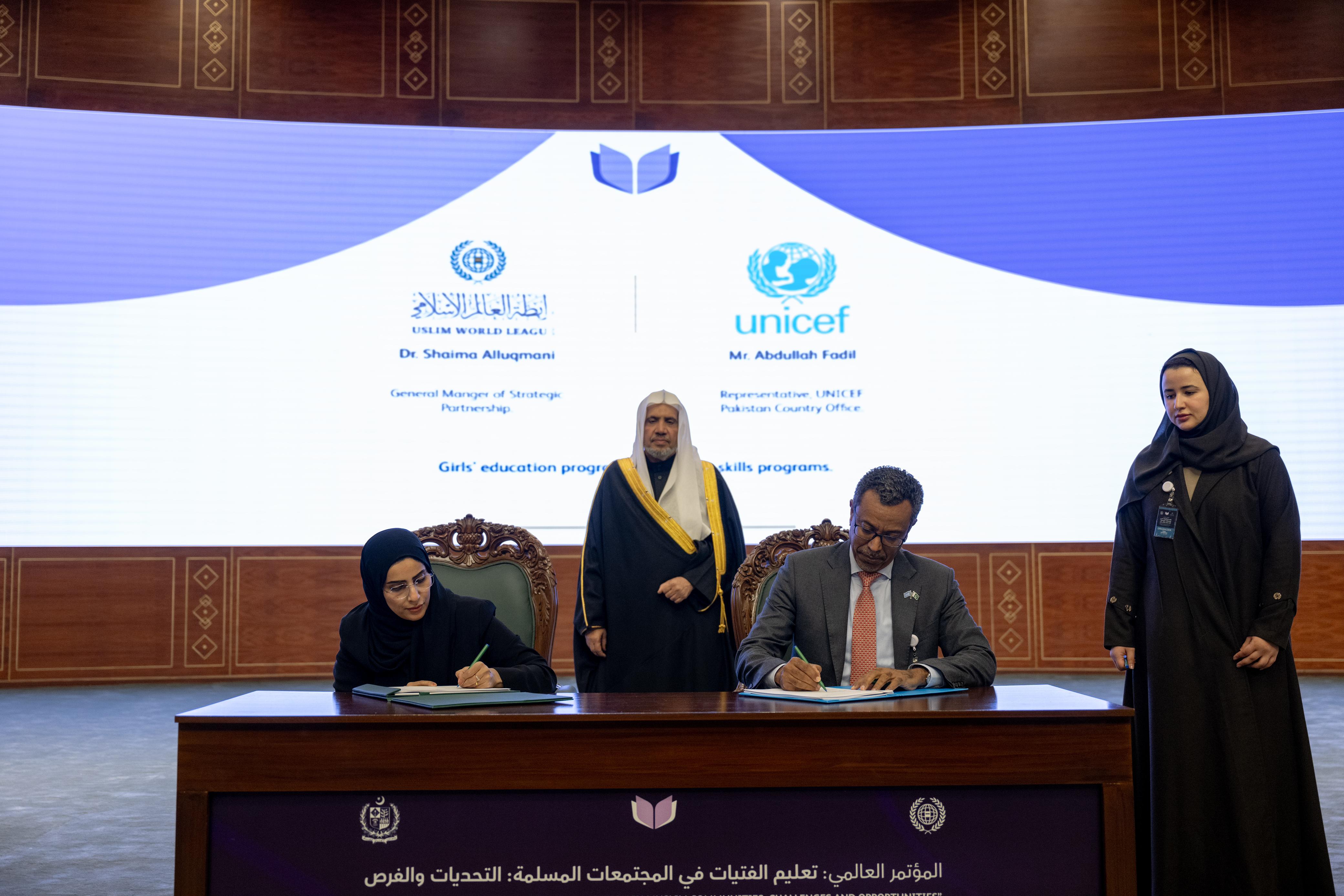 بتضامن تاريخي بين "كبار العلماء" و"المجامع الفقهية"و"المجالس والهيئات الإسلامية" و"منظمات الأمم المتحدة" و"قادة منظمات ومؤسسات دولية وبحثية وأكاديمية حكومية وأهلية"