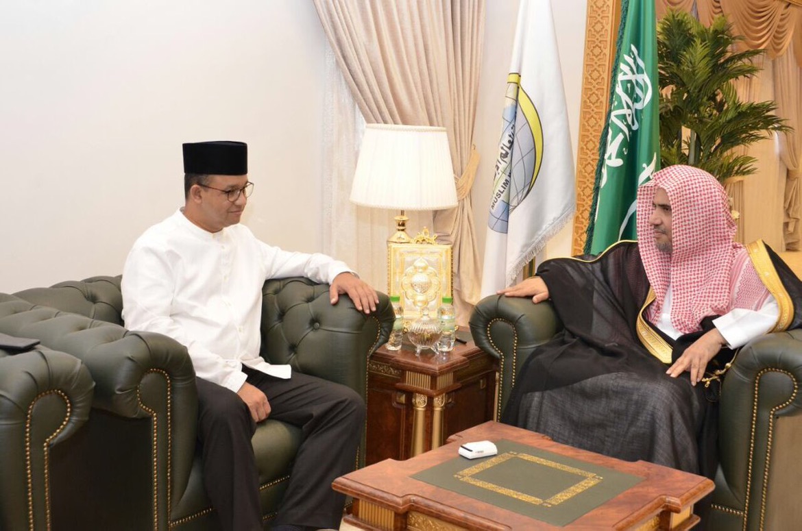 Le SG rencontrant à son bureau de La Mecque aujourd'hui le gouverneur indonésien de Jakarta D. Anis Ba Swaidan.