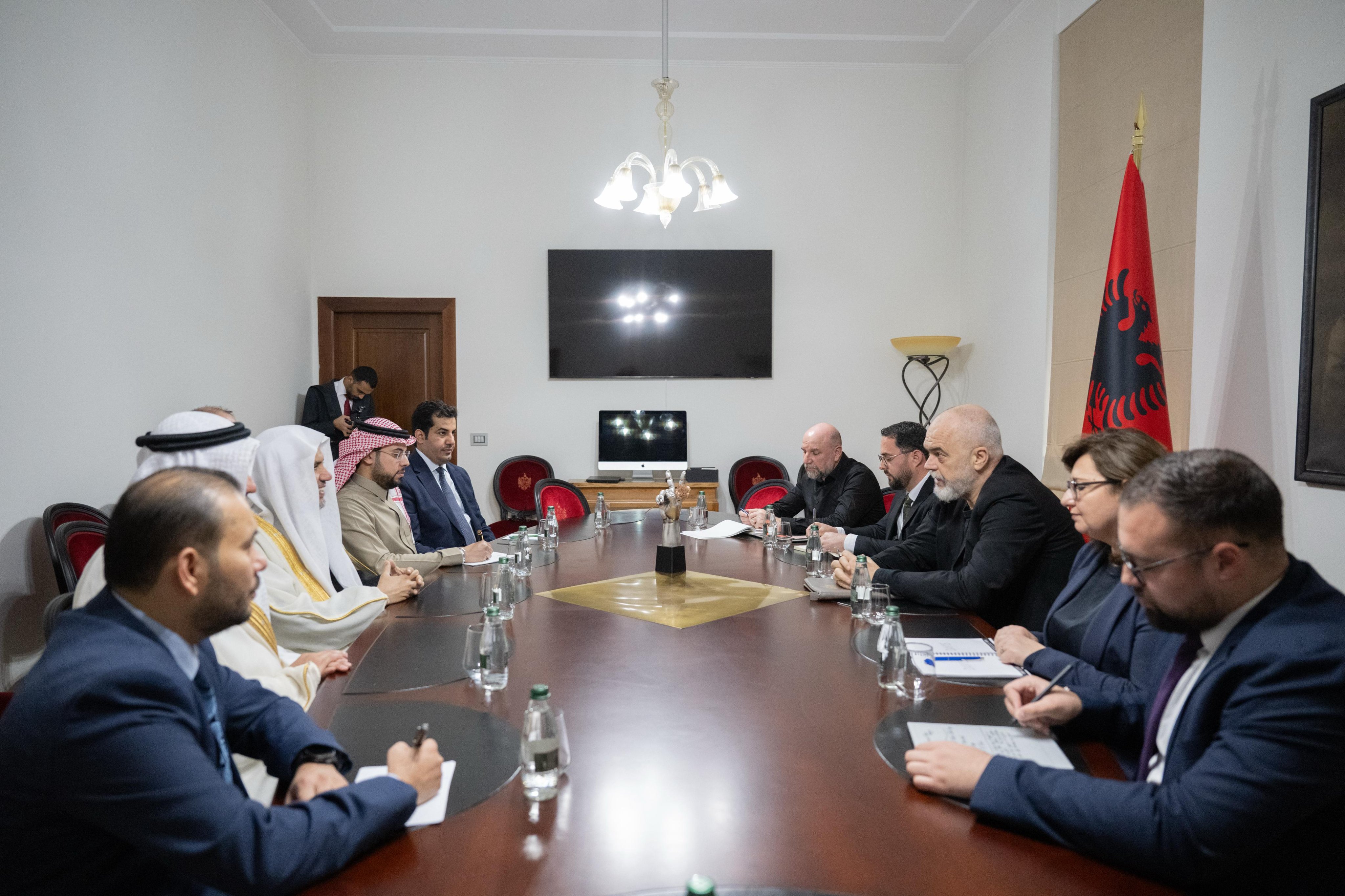 El Primer Ministro de Albania, el señor Edi Rama, recibió en la sede de la Primatura al Secretario General, Presidente de la Comisión de Ulemas, el Sheij Mohammed Alissa, quien le expresó su aprecio por su visita a Albania con motivo de su sermón del Aíd al-Fitr.