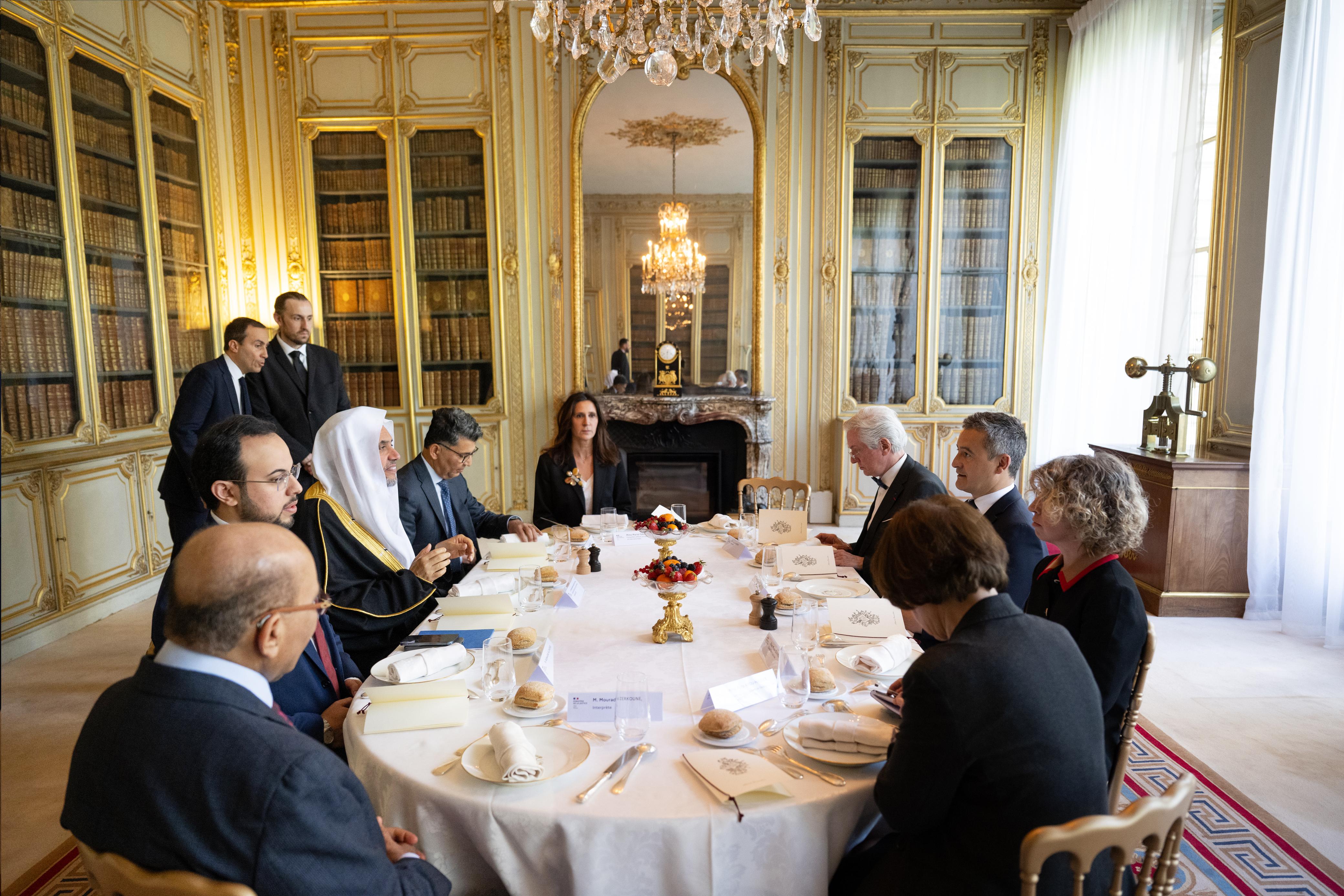 En el marco de la invitación de centros de reflexión y estudios:  El secretario general de la Liga del Mundo Islámico se reúne con varios ministros franceses  París: